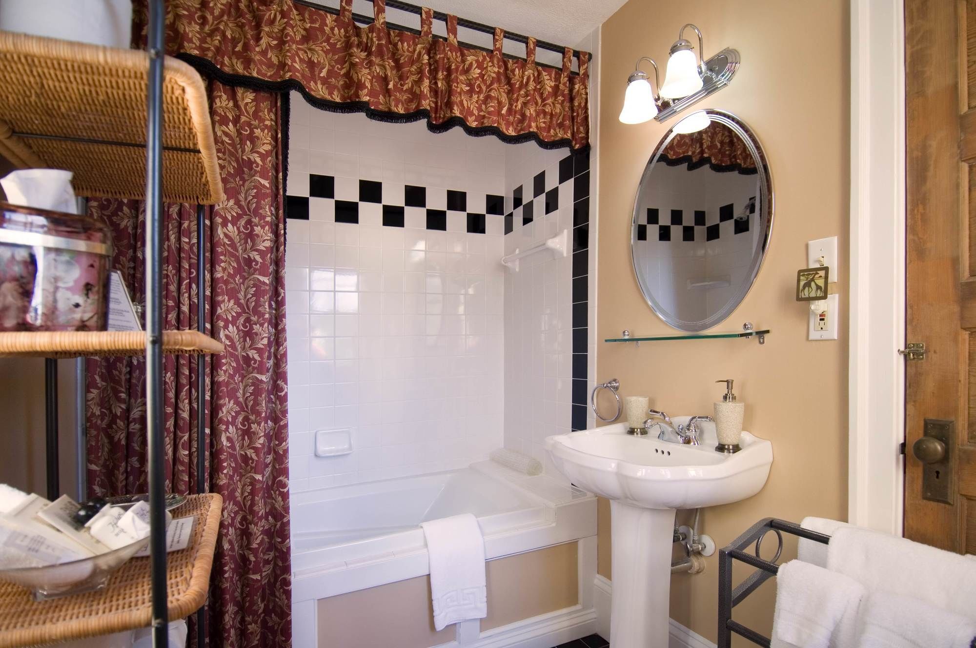 Hill House Bed & Breakfast Inn