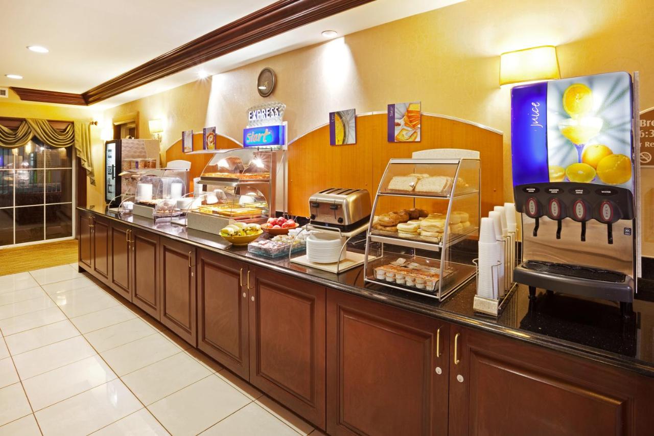 Holiday Inn Express & Suites Asheville SW - Outlet Ctr Area