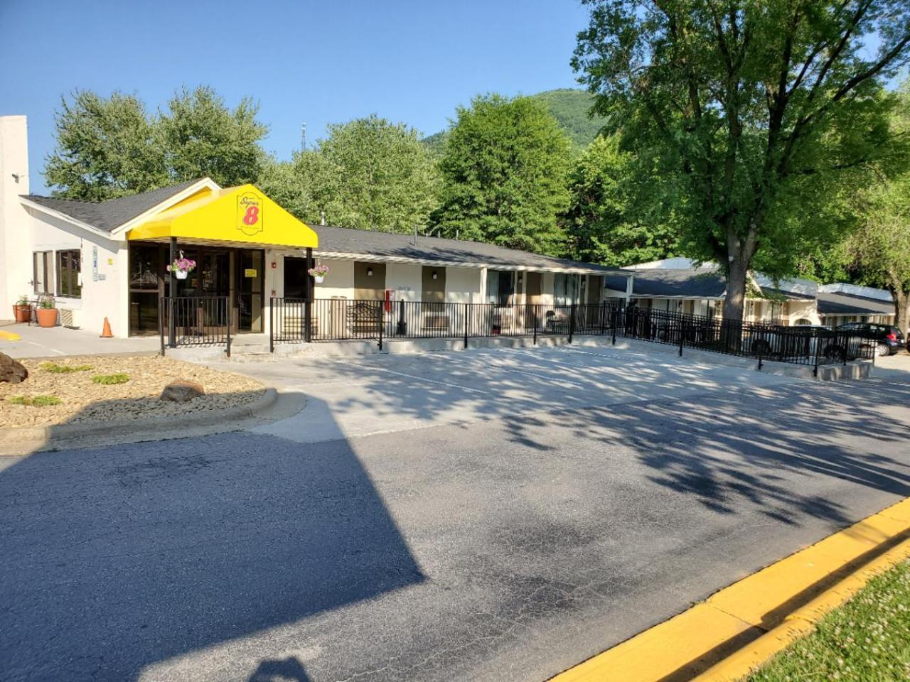 Super 8 by Wyndham Asheville/Biltmore