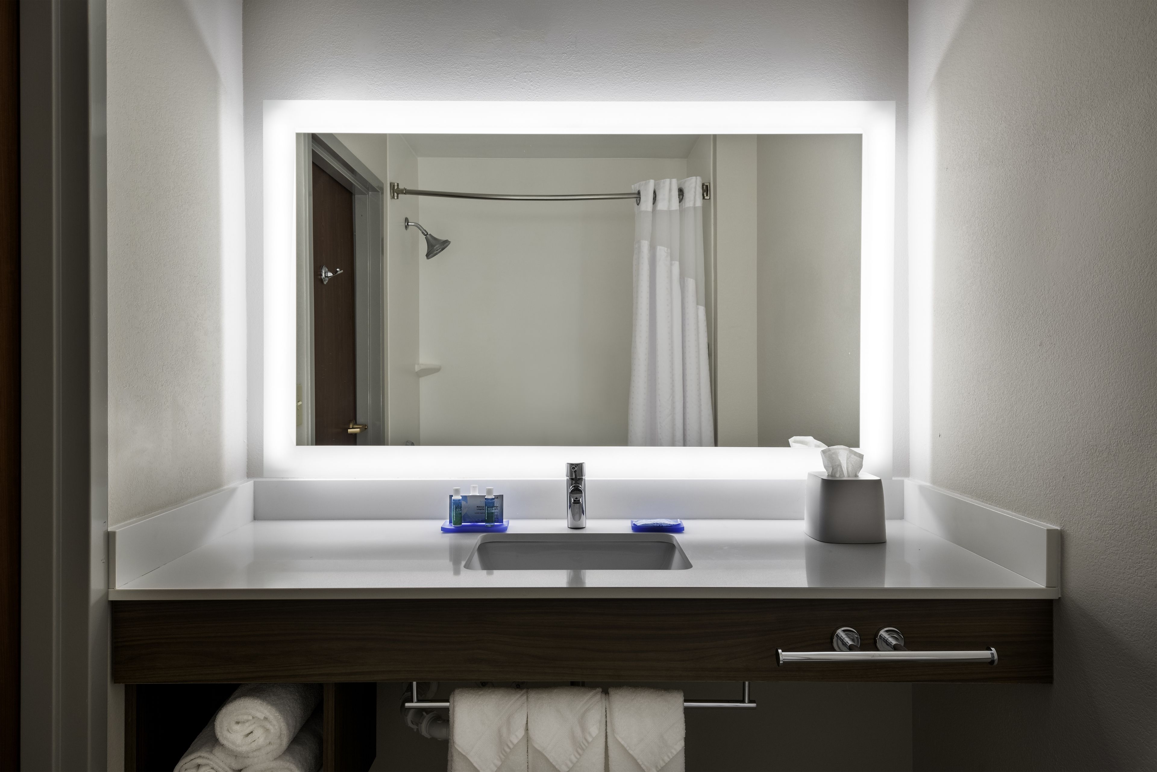 Holiday Inn Express & Suites Charlotte Arpt-Belmont