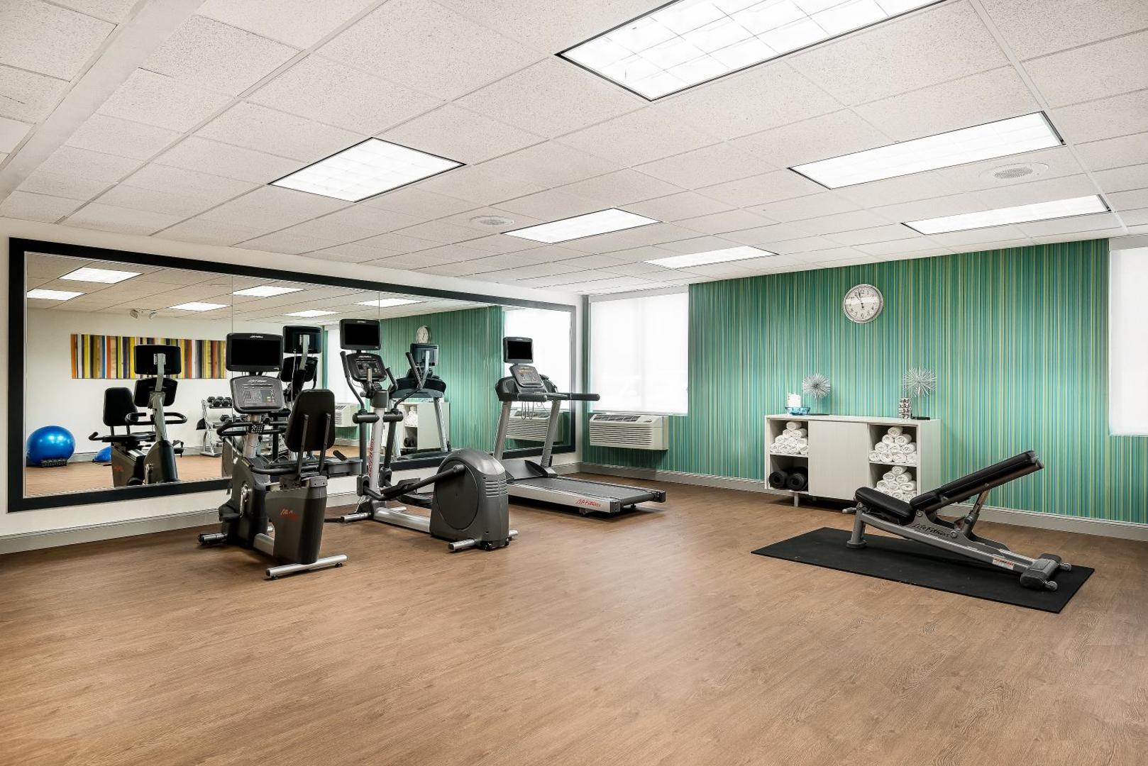 Holiday Inn Express & Suites Charlotte Arpt-Belmont