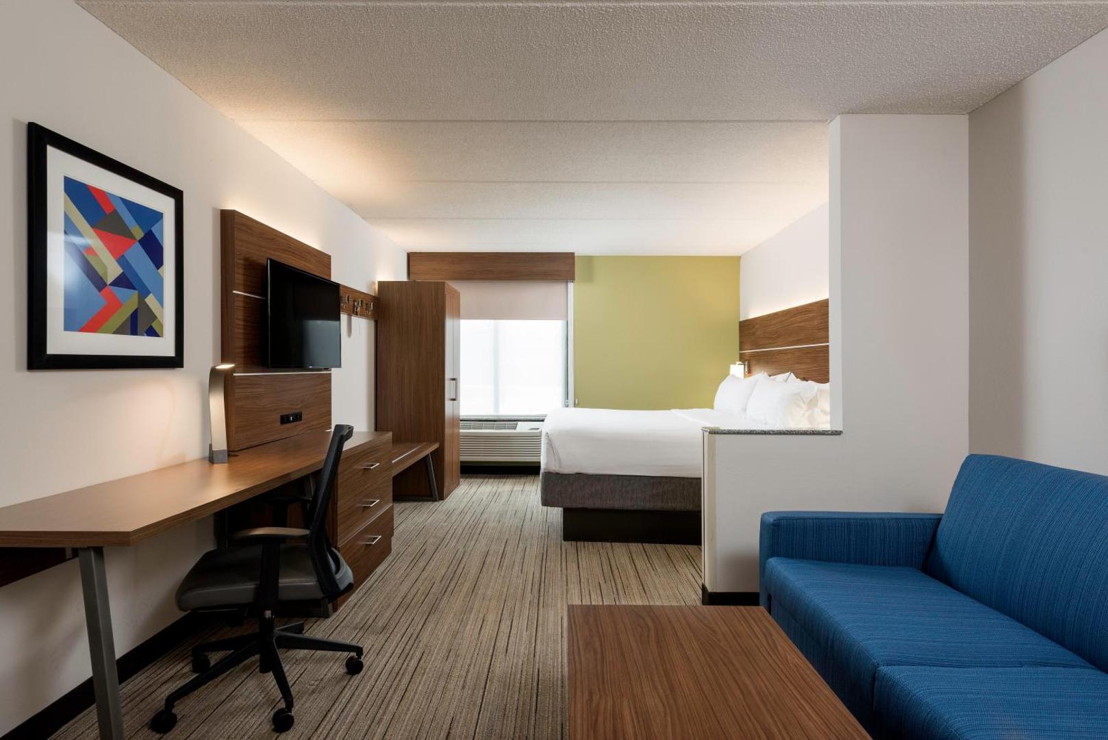 Holiday Inn Express & Suites Charlotte Arpt-Belmont