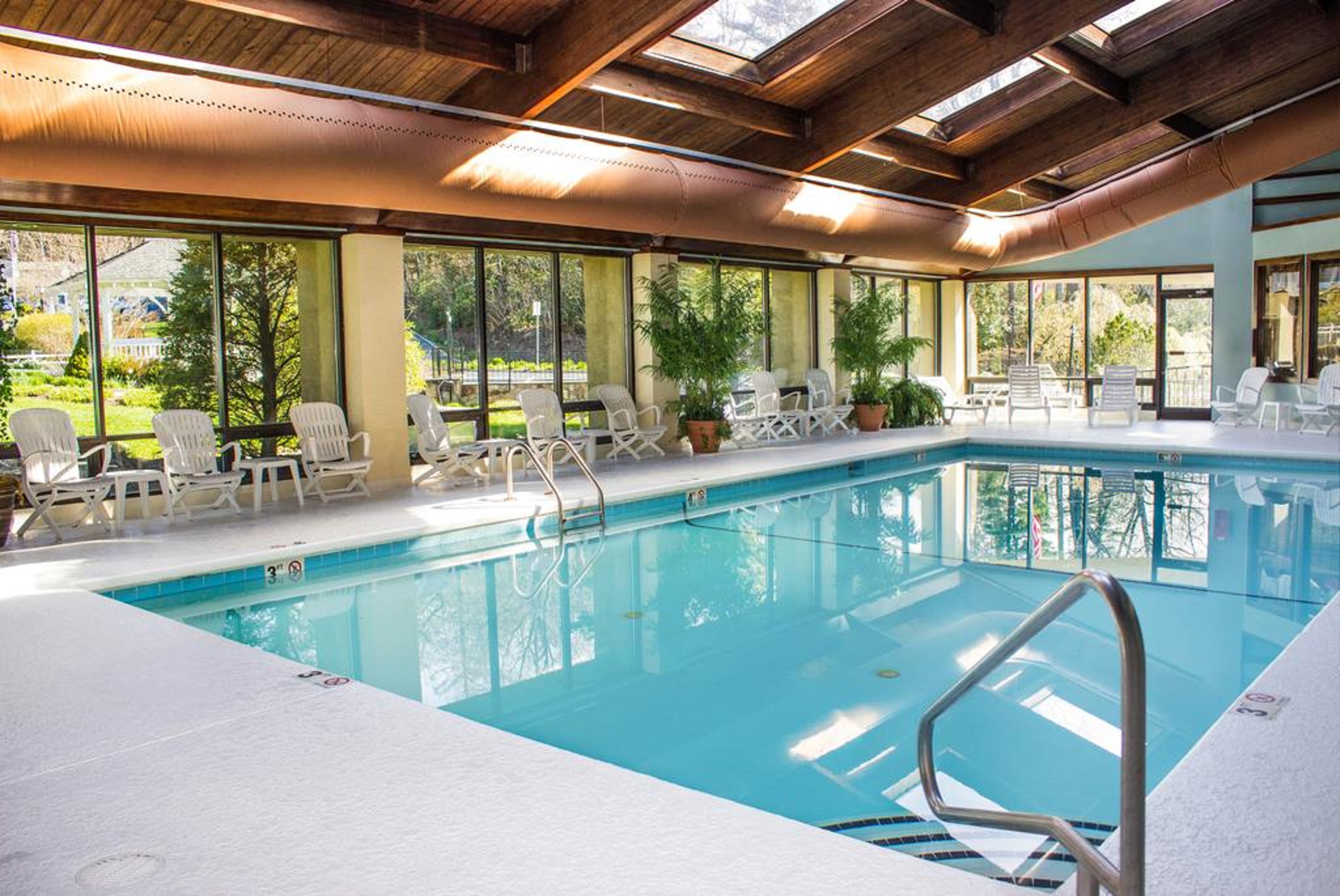 Meadowbrook Inn & Suites