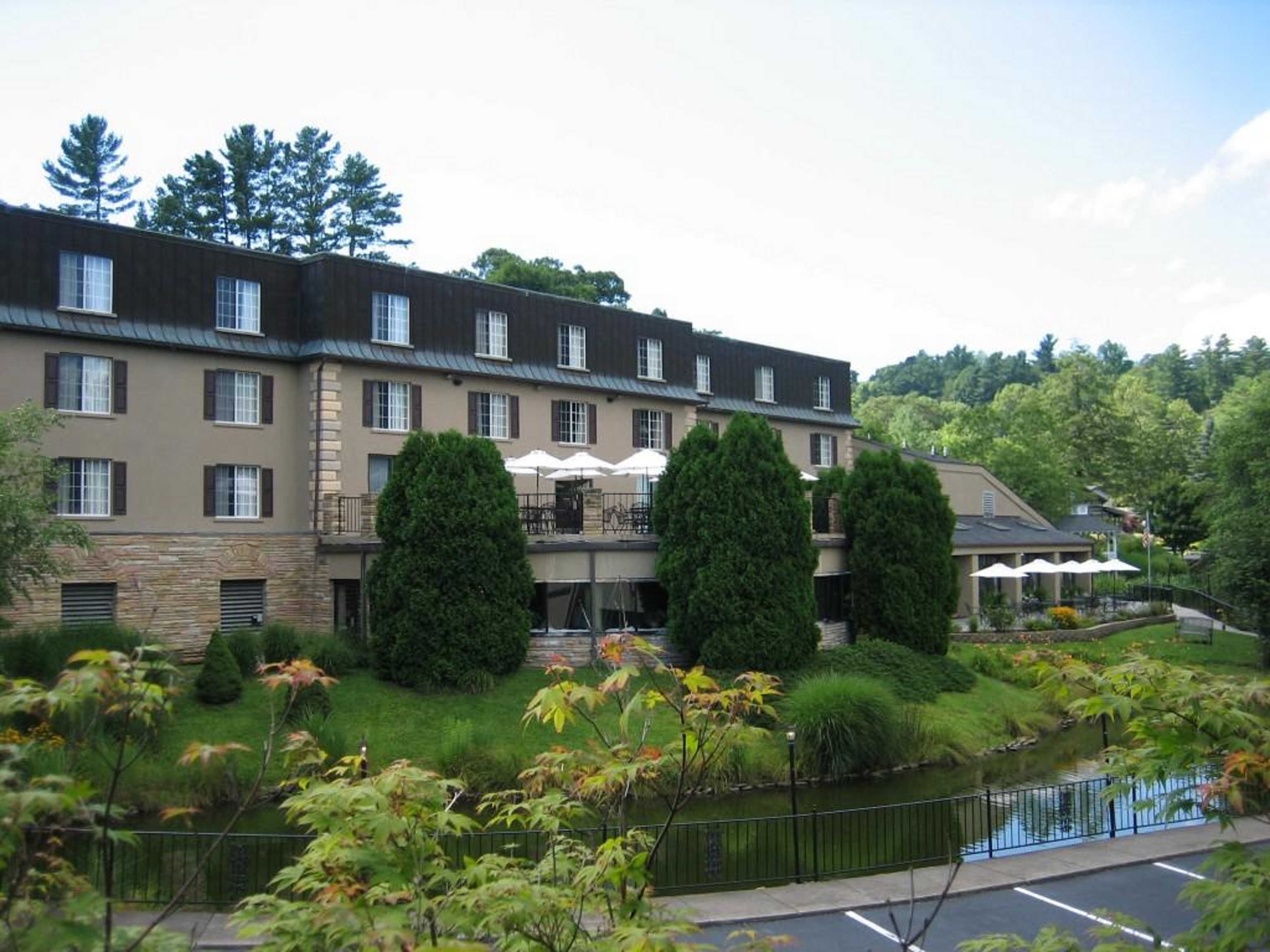 Meadowbrook Inn & Suites