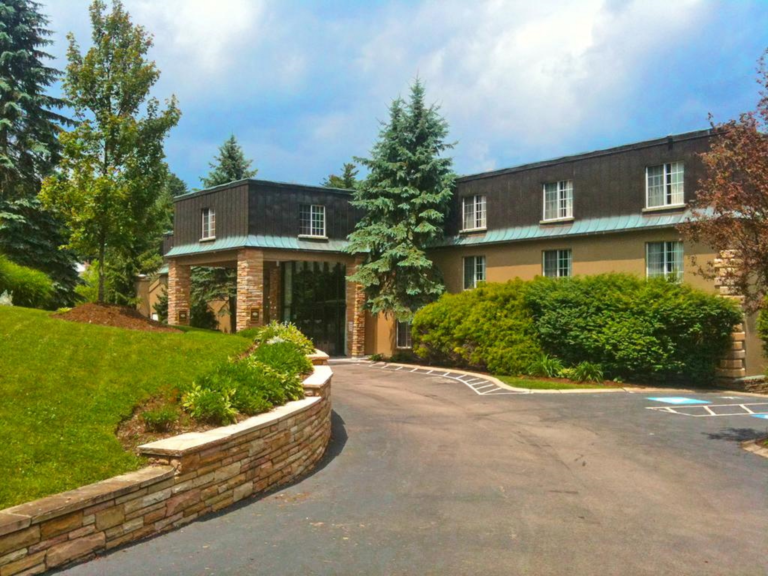 Meadowbrook Inn & Suites