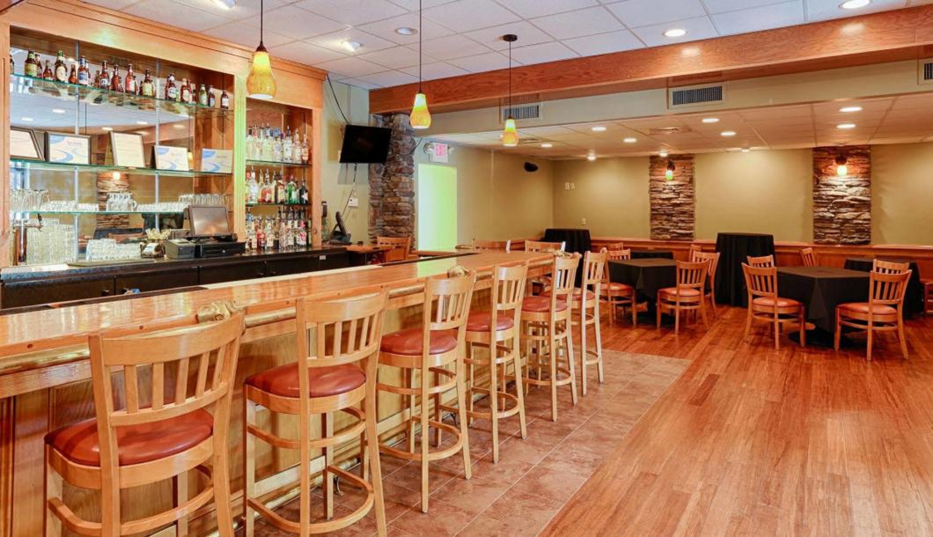 Meadowbrook Inn & Suites