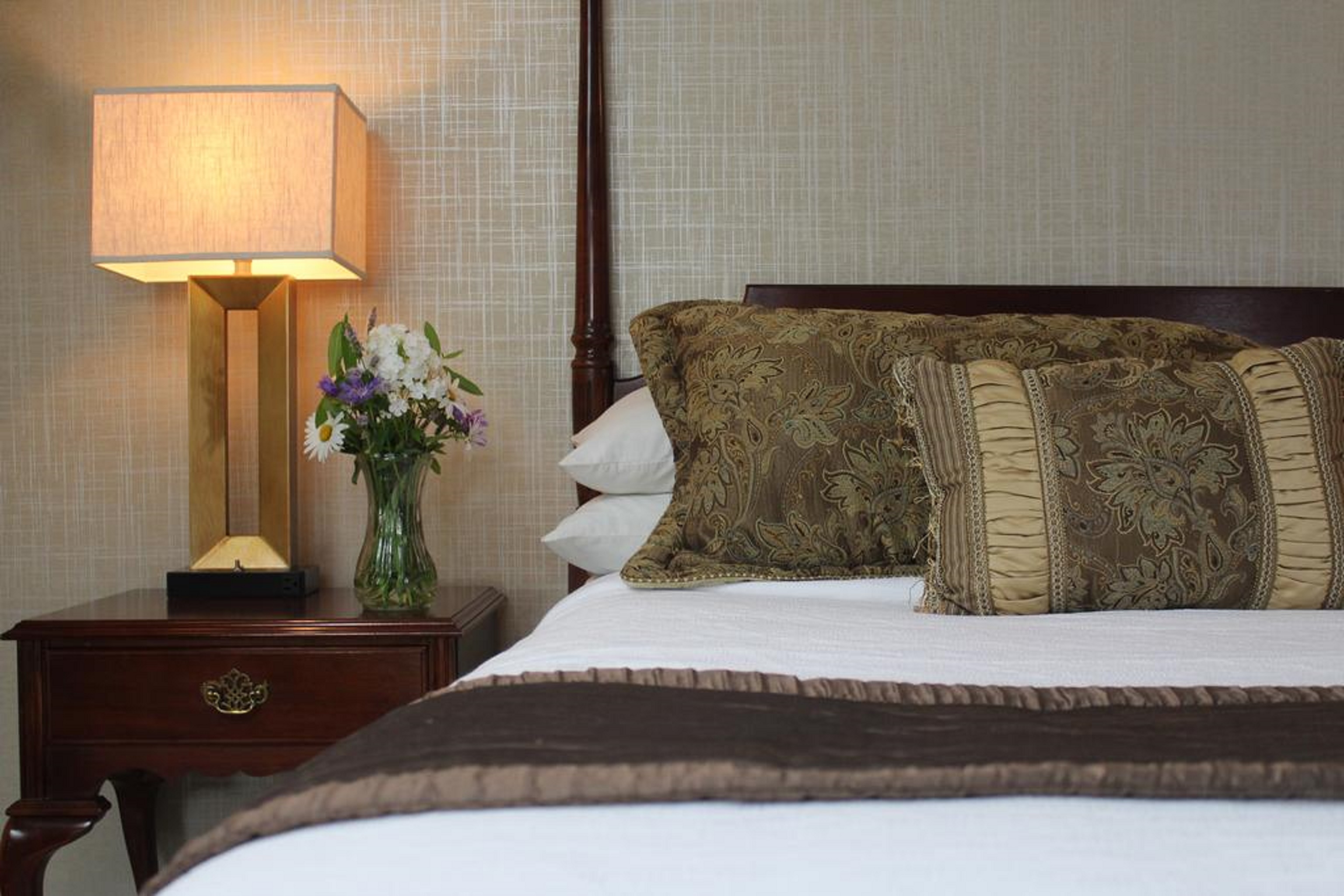 Meadowbrook Inn & Suites