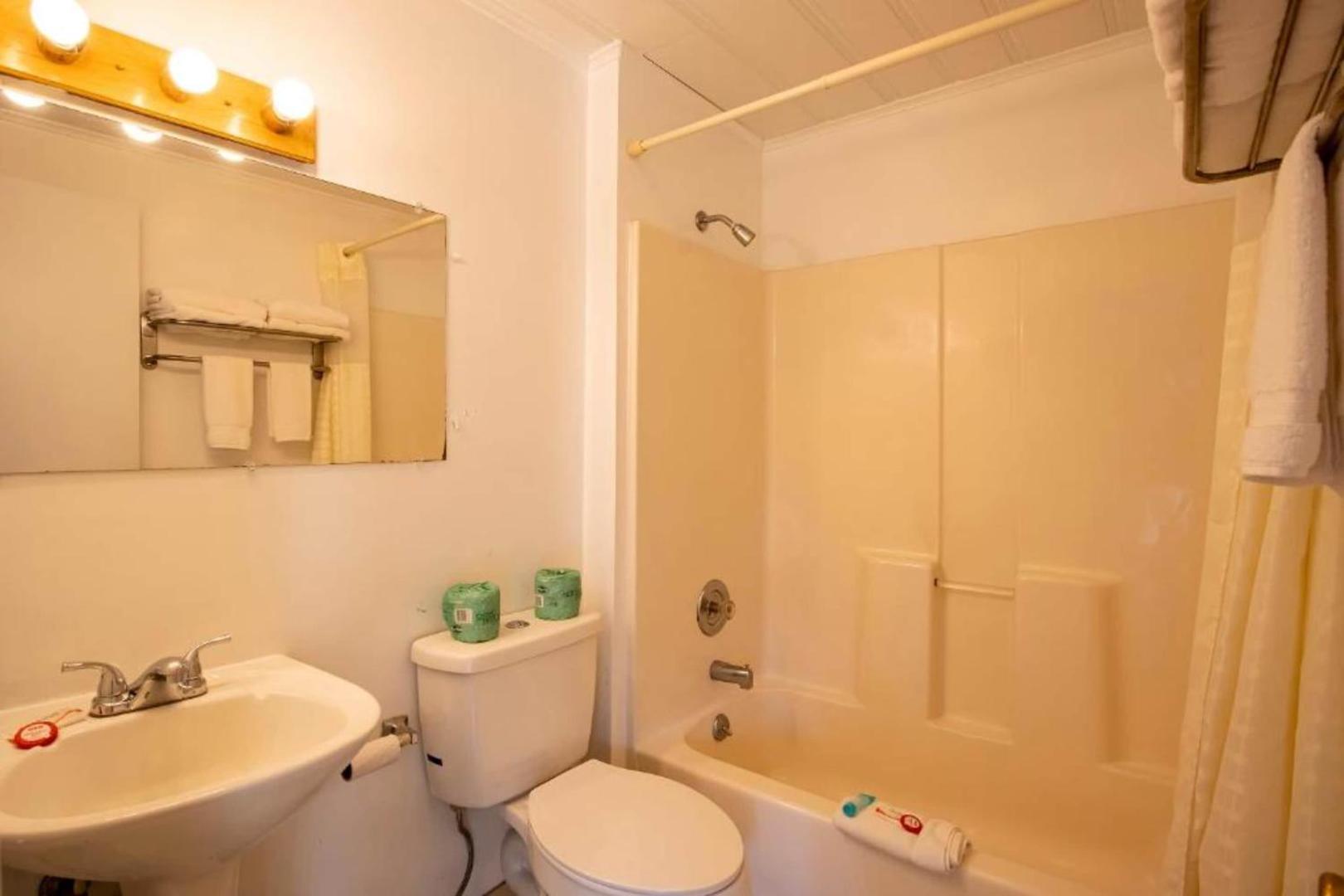 Lloyd's on The River Country Inn by OYO