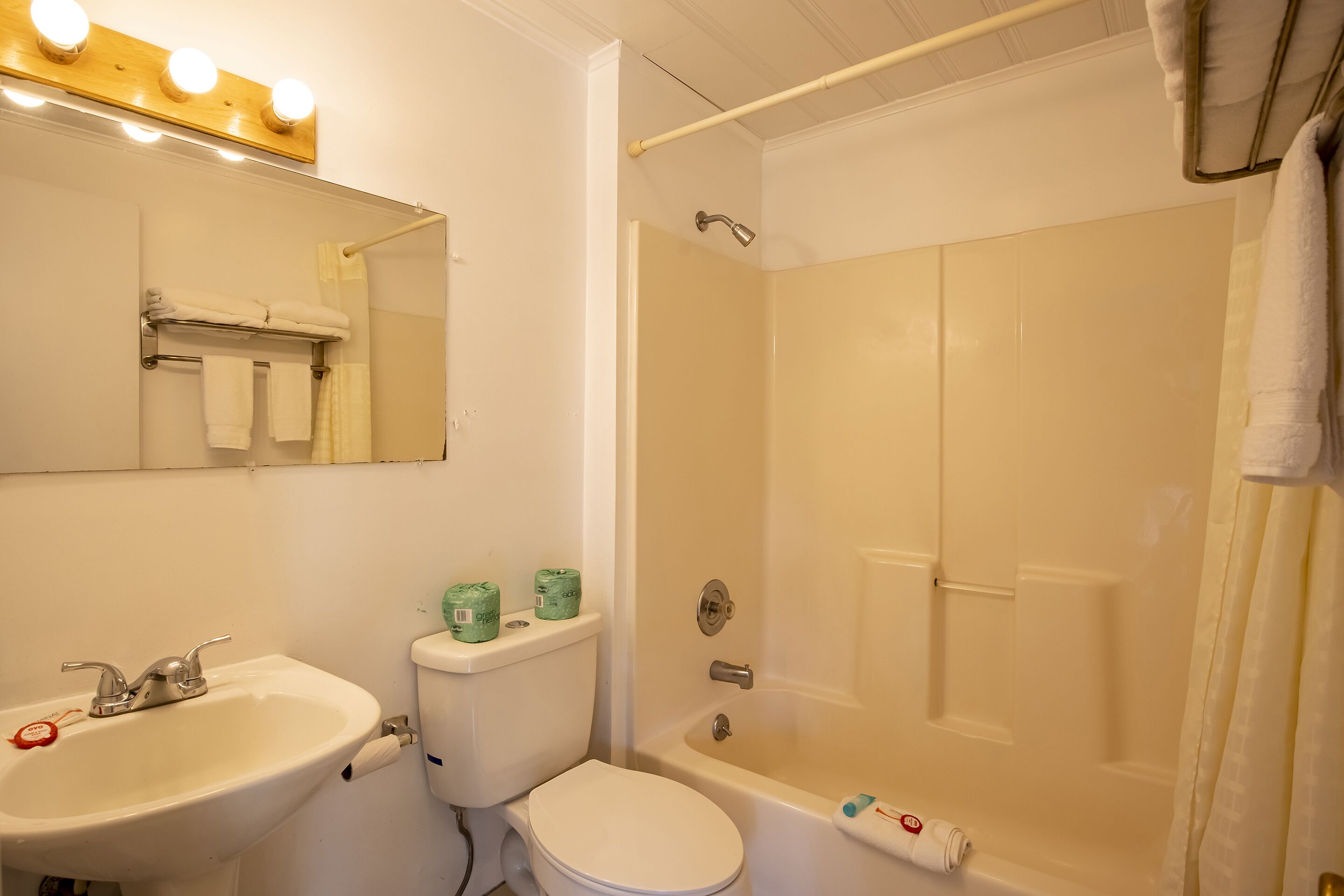 Lloyd's on The River Country Inn by OYO