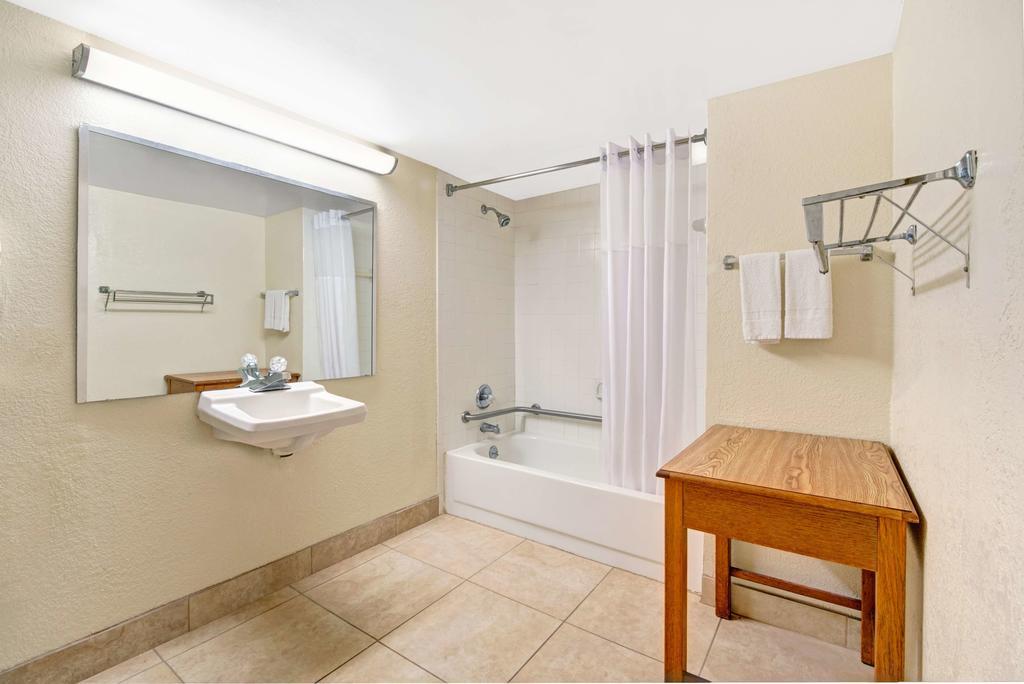 Days Inn by Wyndham Charlotte Northlake