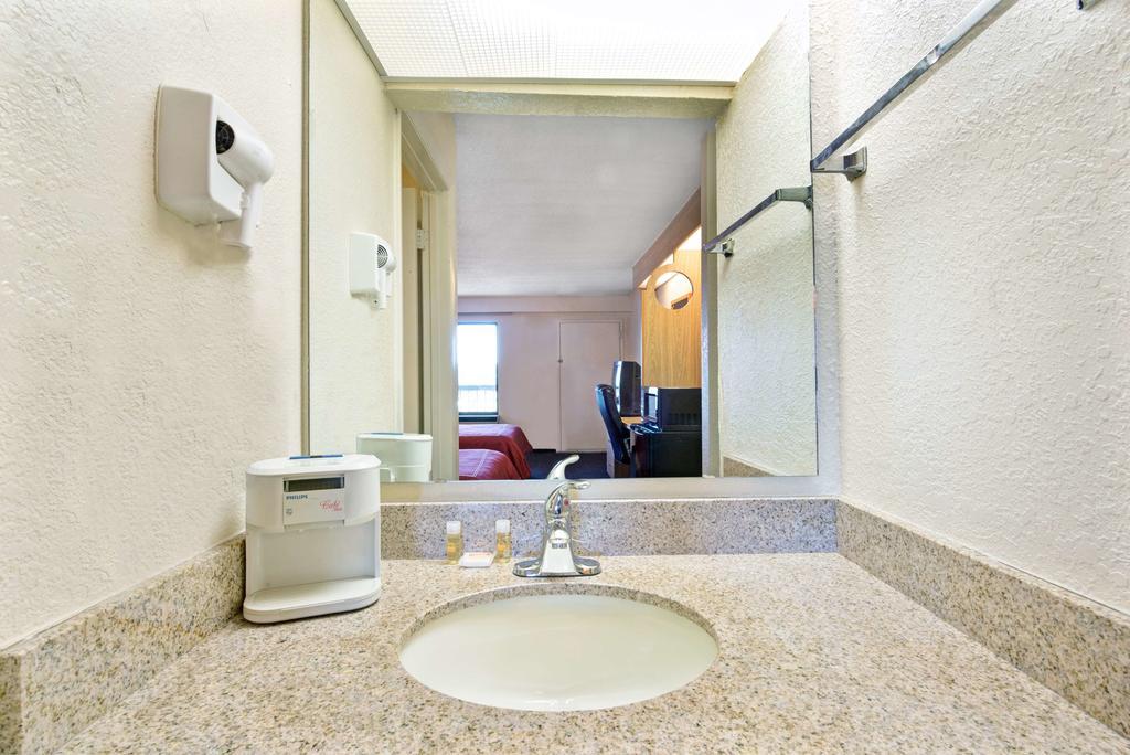 Days Inn by Wyndham Charlotte Northlake