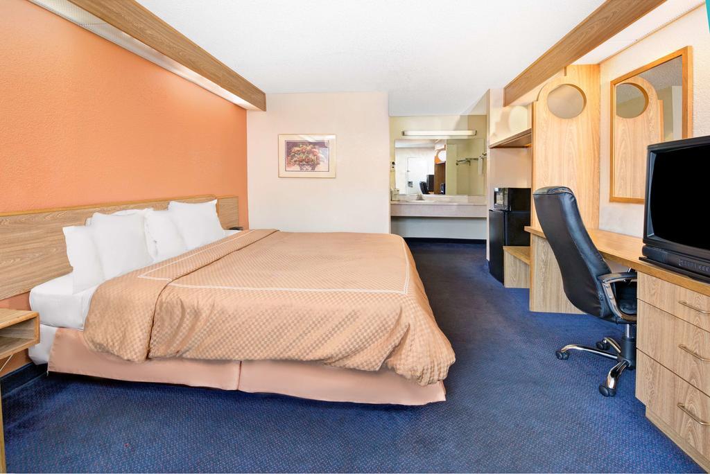 Days Inn by Wyndham Charlotte Northlake