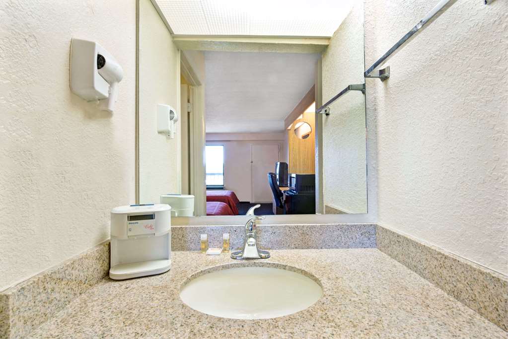 Days Inn by Wyndham Charlotte Northlake