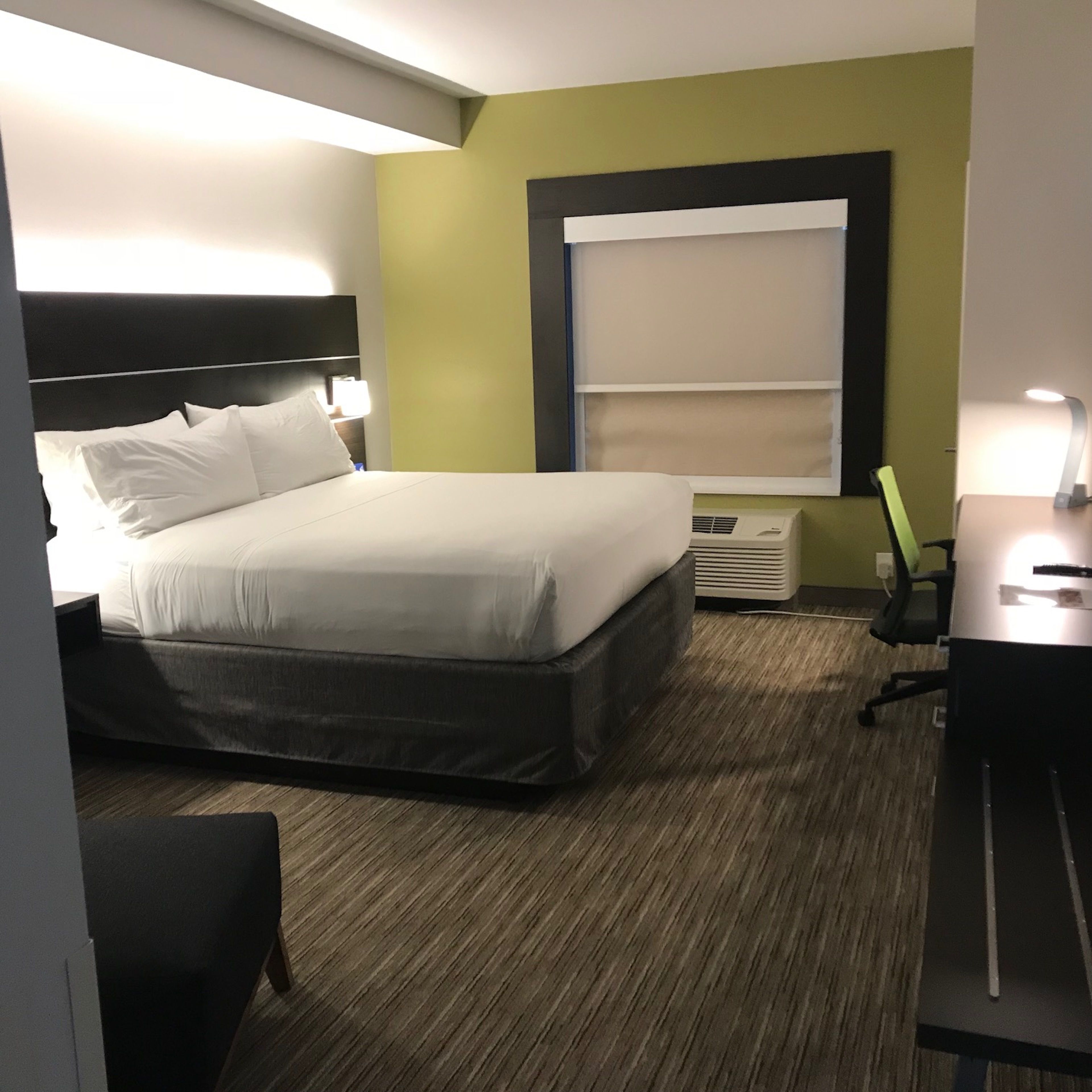 Holiday Inn Express & Suites Charlotte-Arrowood