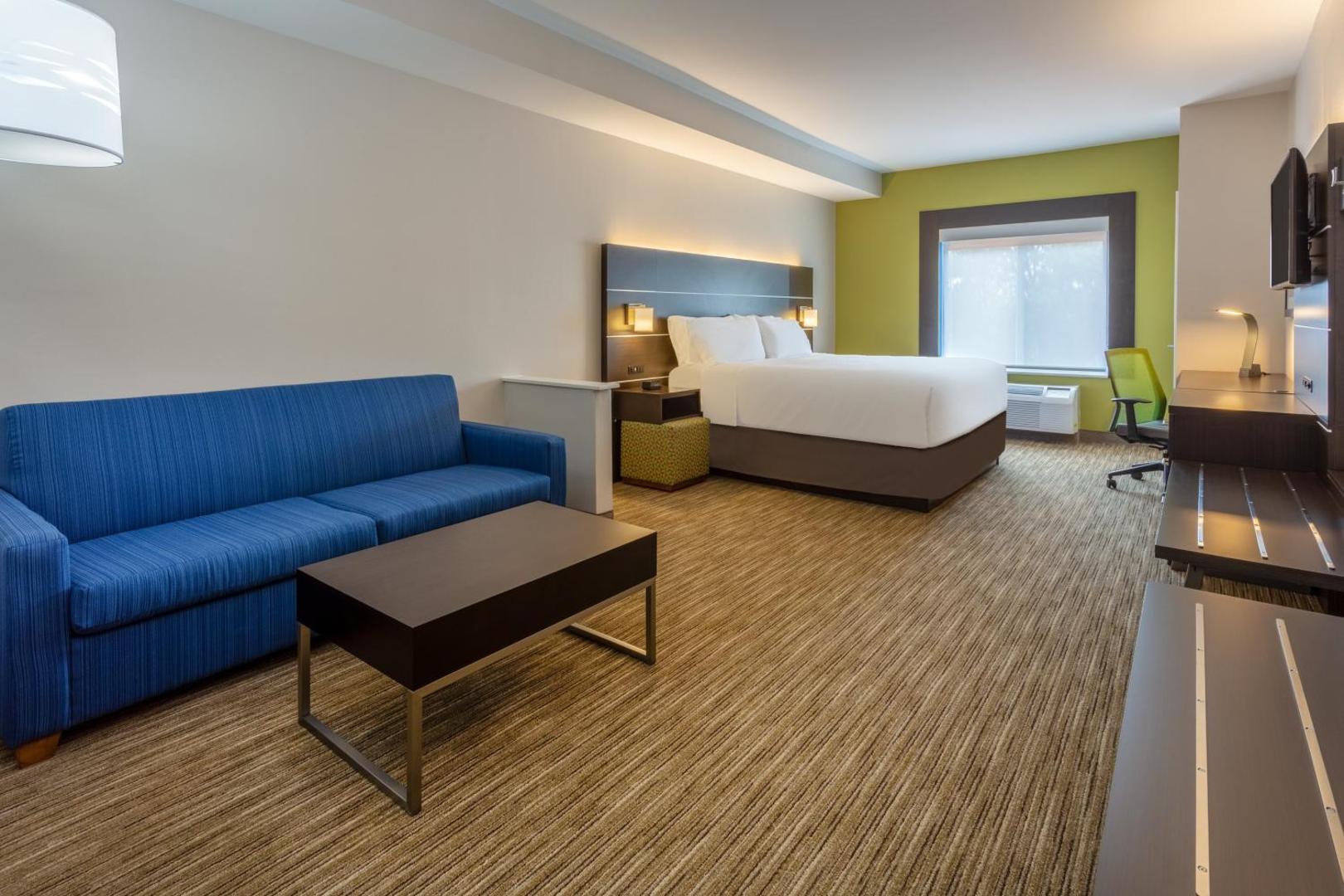 Holiday Inn Express & Suites Charlotte-Arrowood
