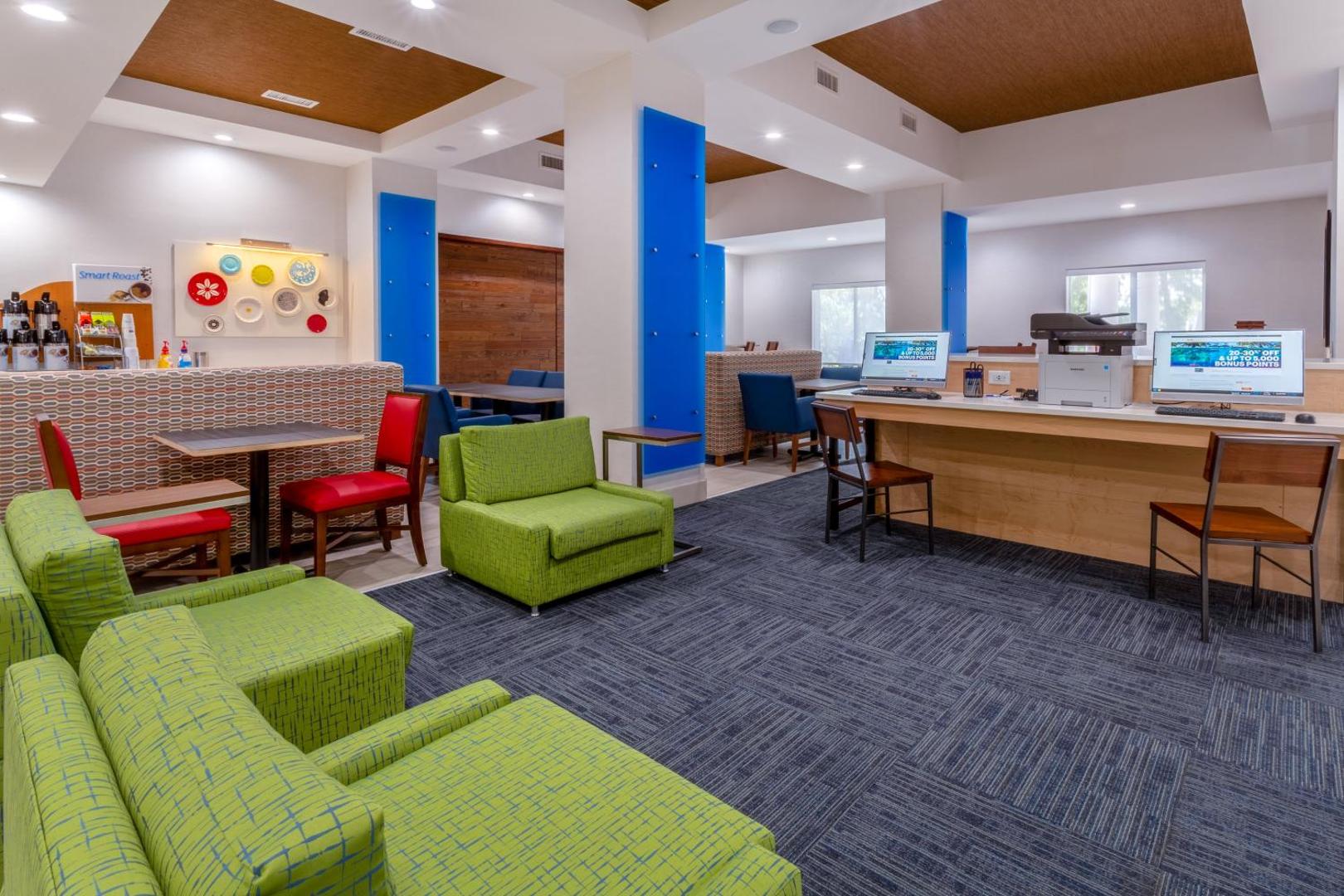 Holiday Inn Express & Suites Charlotte-Arrowood