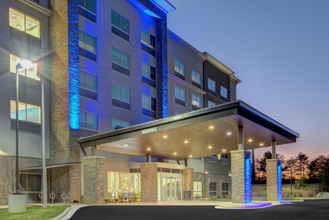 Holiday Inn Express & Suites Charlotte Southwest