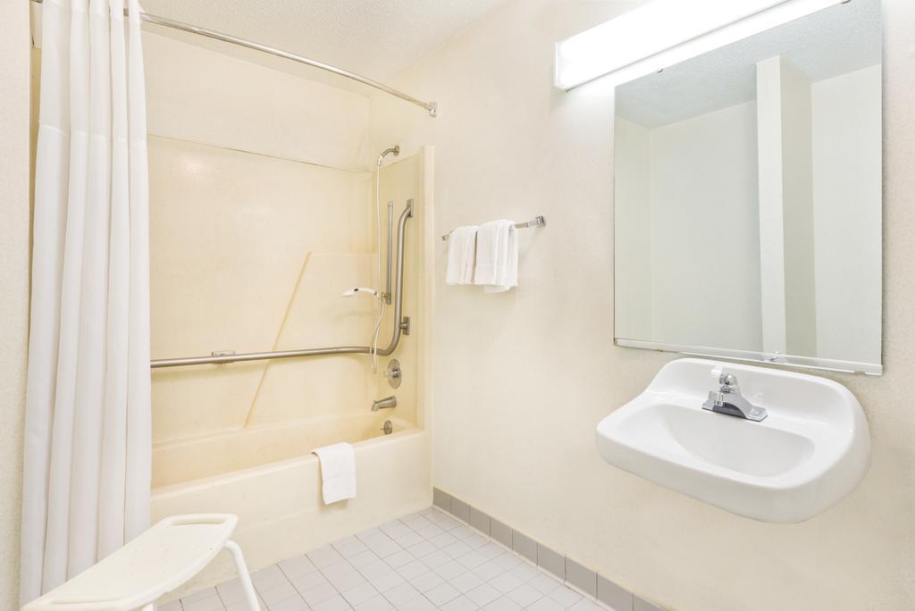 Motel 6 Charlotte NC-Northlake