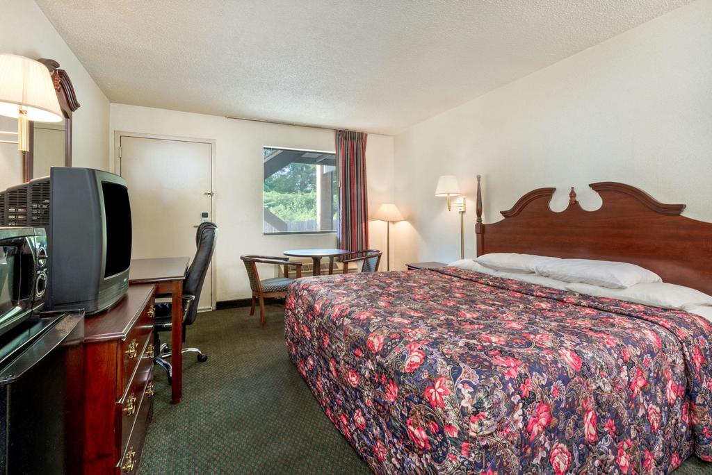 Motel 6 Charlotte NC-Northlake