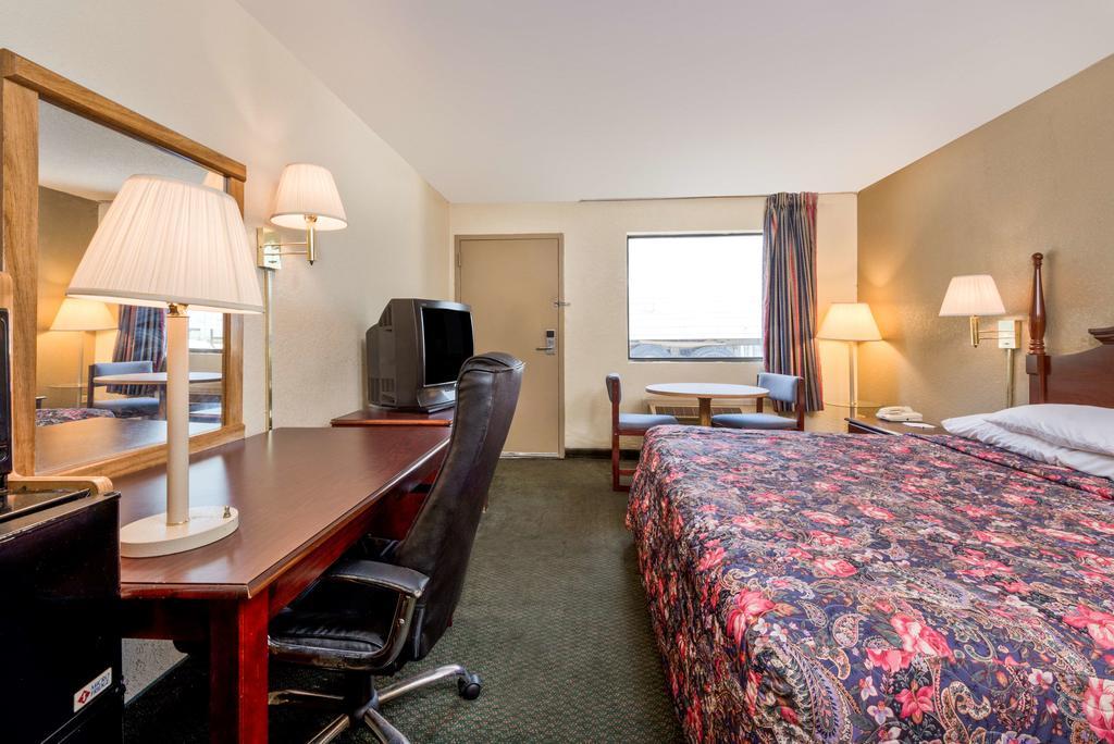 Motel 6 Charlotte NC-Northlake