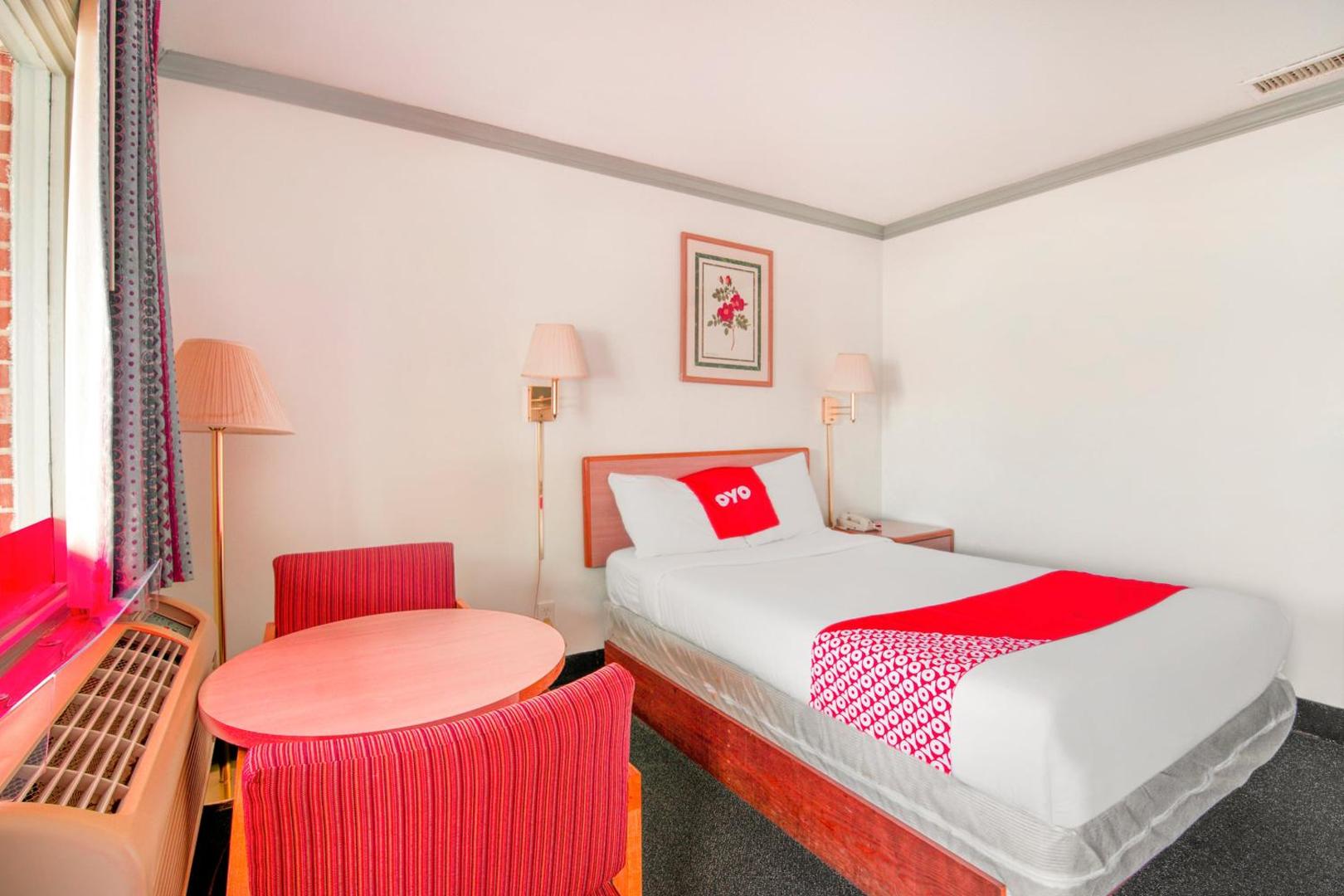 Hotel Durham West Hills by OYO Rooms