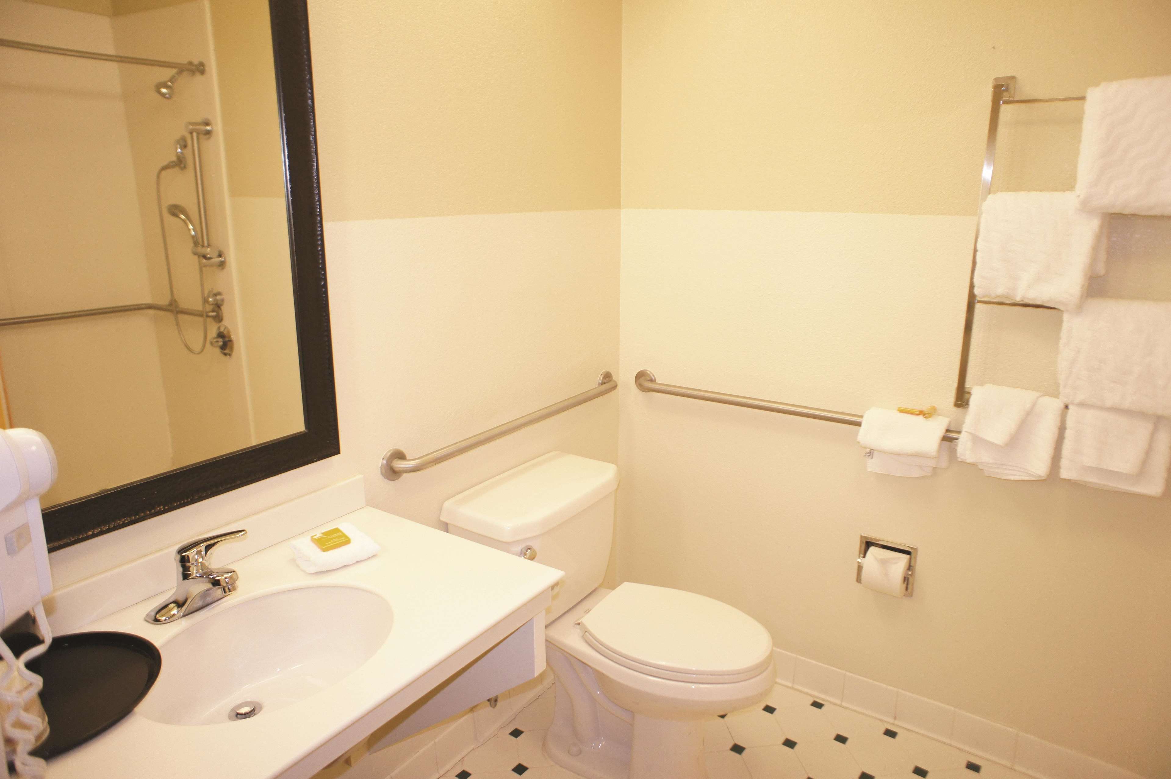 La Quinta Inn & Suites by Wyndham Raleigh/Durham Southpoint