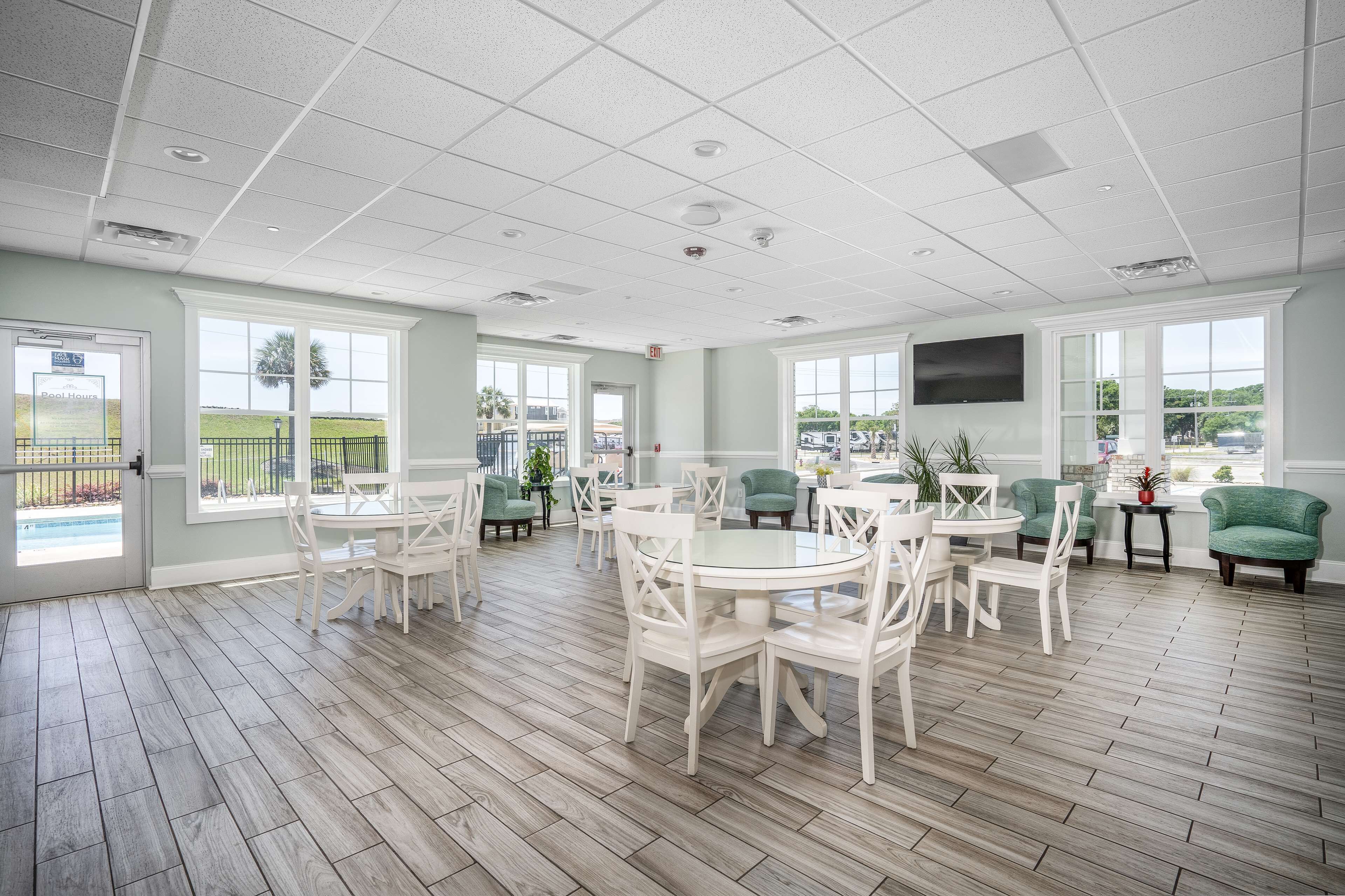 Lighthouse Inn & Suites