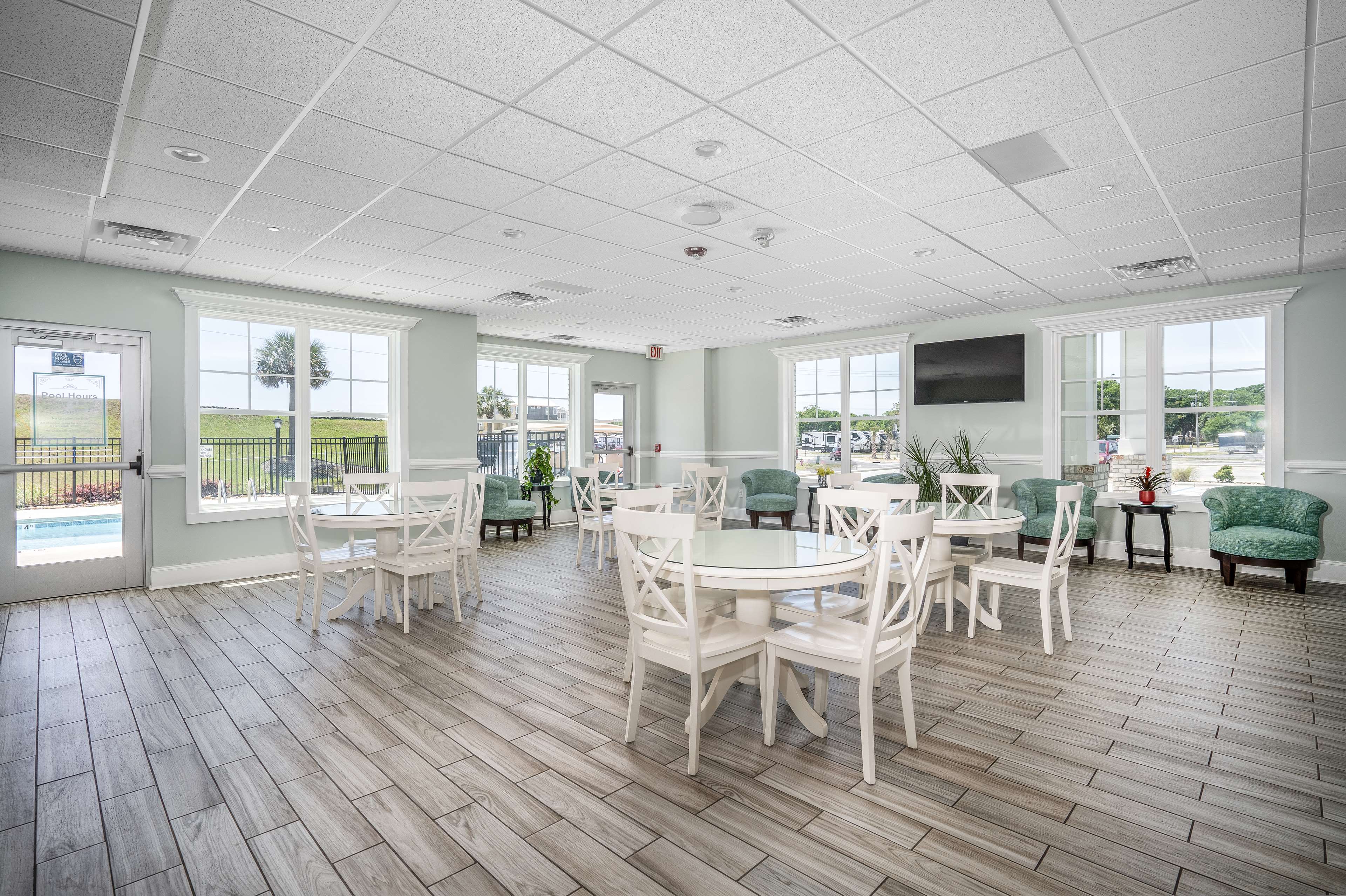 Lighthouse Inn & Suites