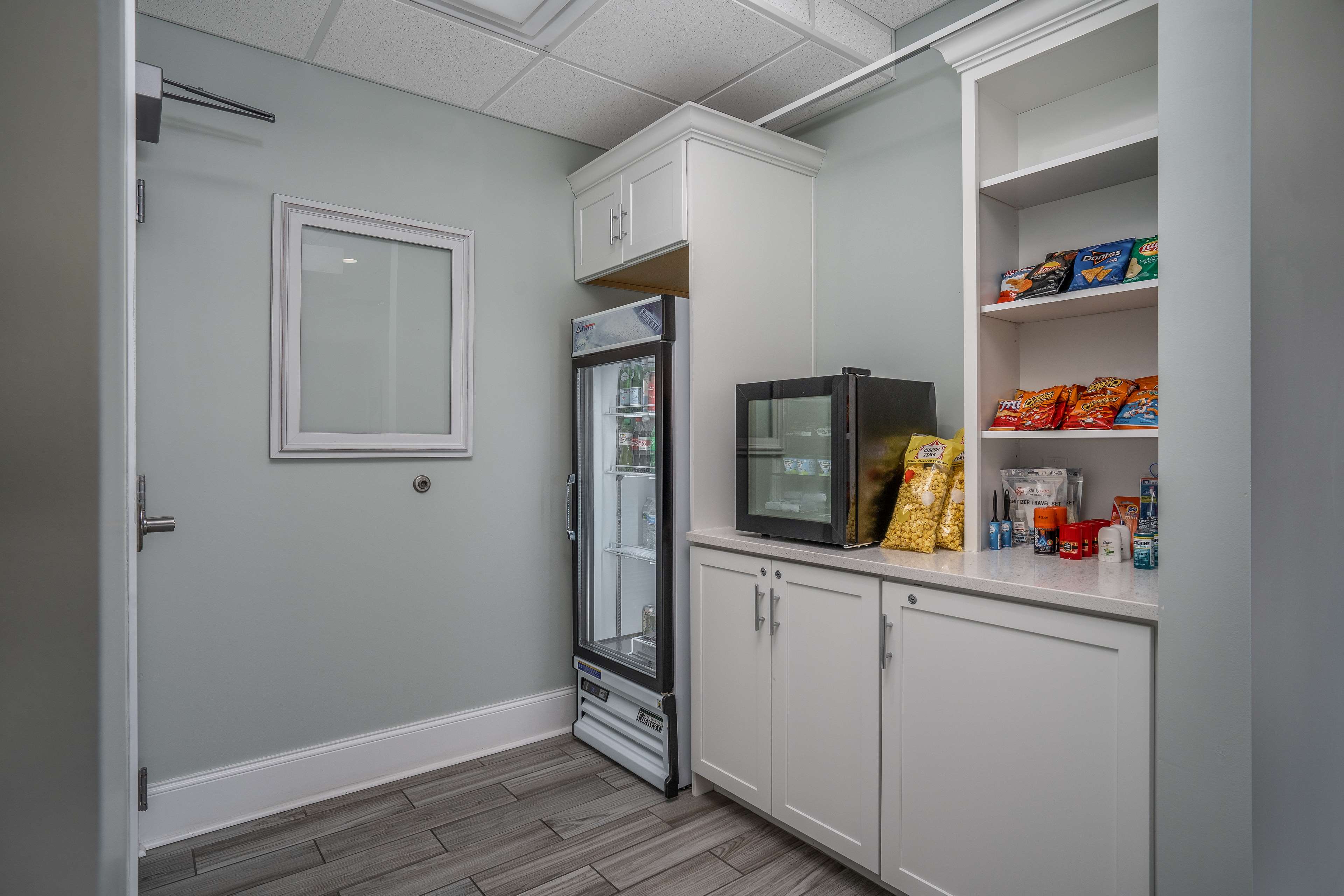 Lighthouse Inn & Suites