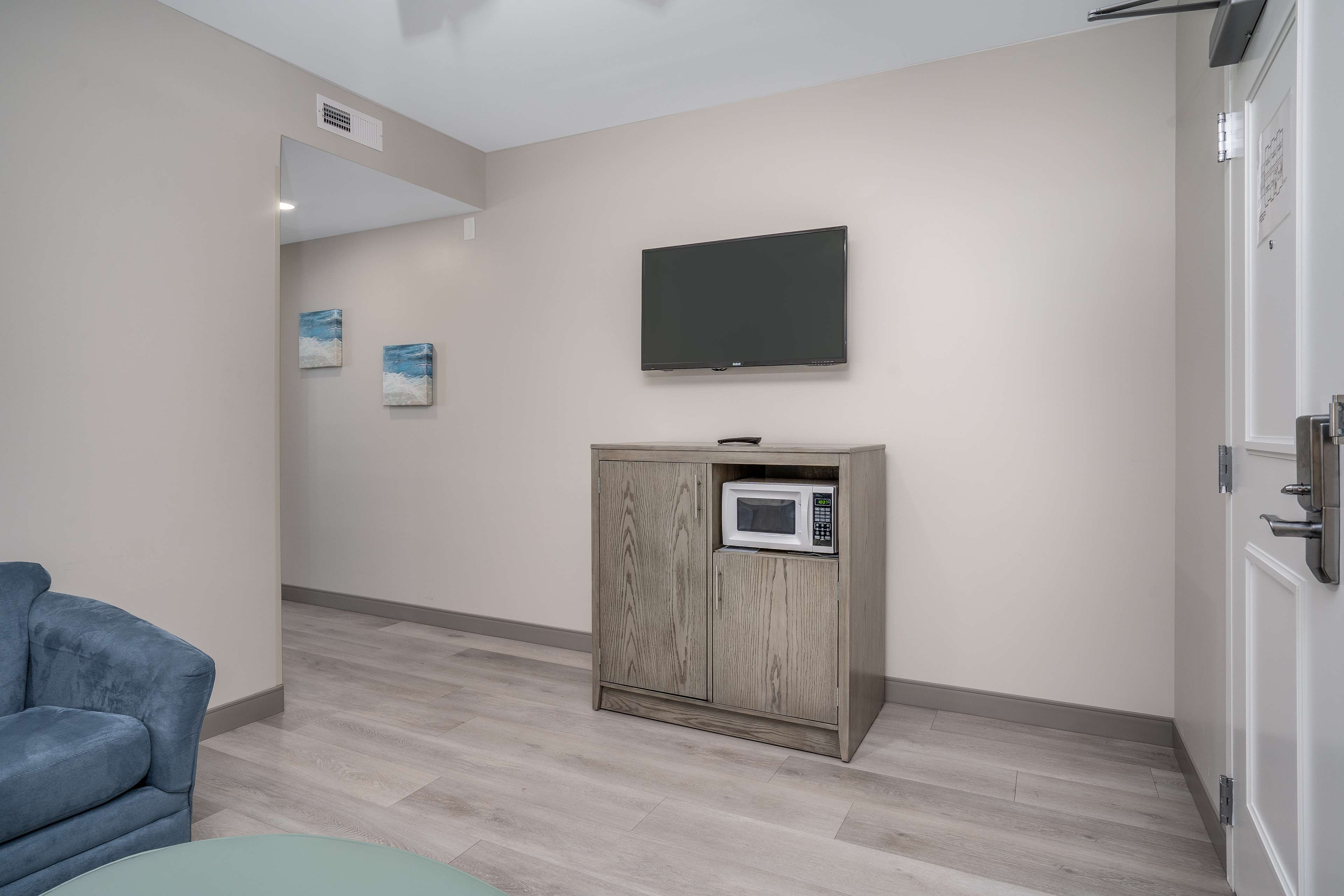 Lighthouse Inn & Suites