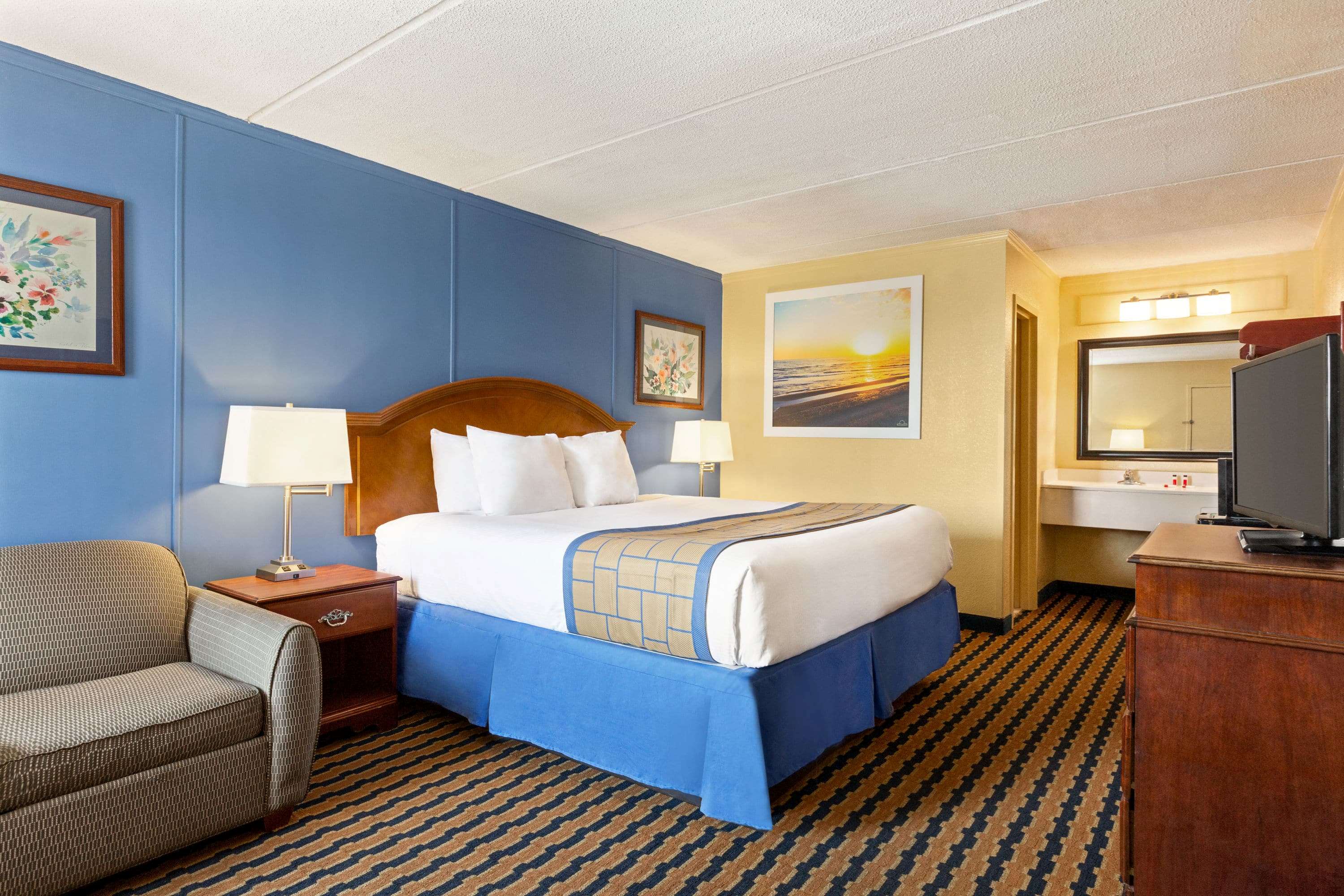 Days Inn & Suites by Wyndham Fort Bragg/Cross Creek Mall