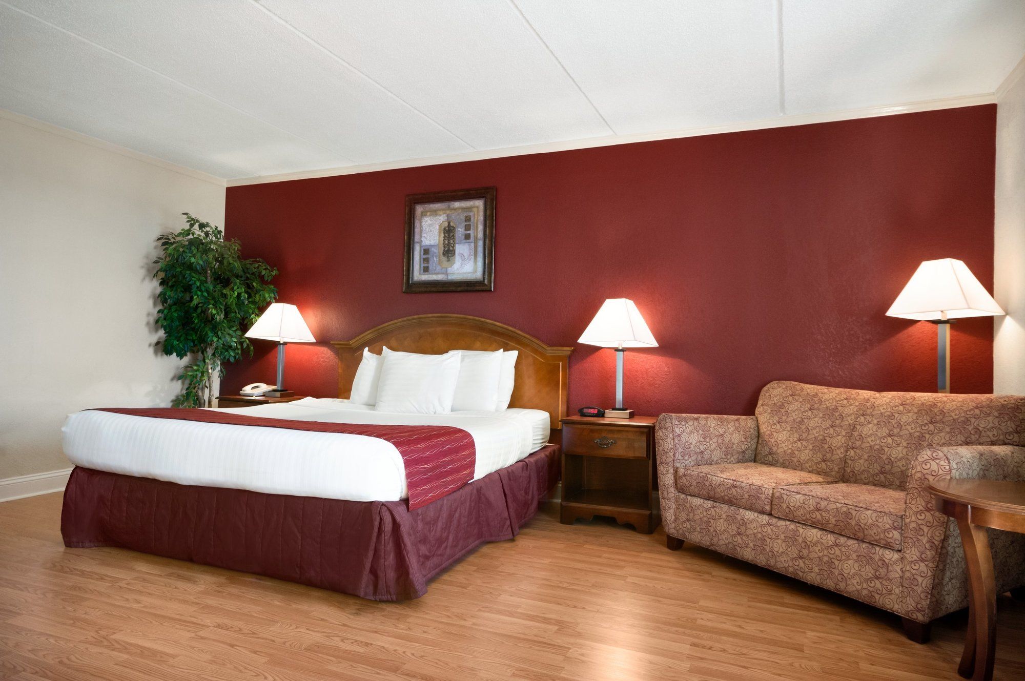 Days Inn & Suites by Wyndham Fort Bragg/Cross Creek Mall