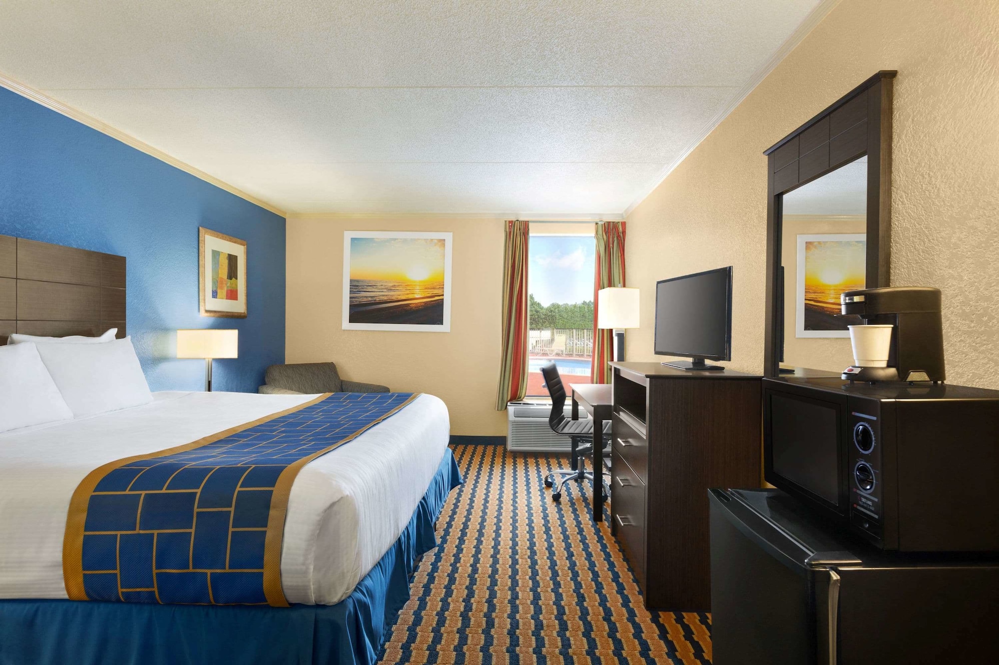 Days Inn & Suites by Wyndham Fort Bragg/Cross Creek Mall