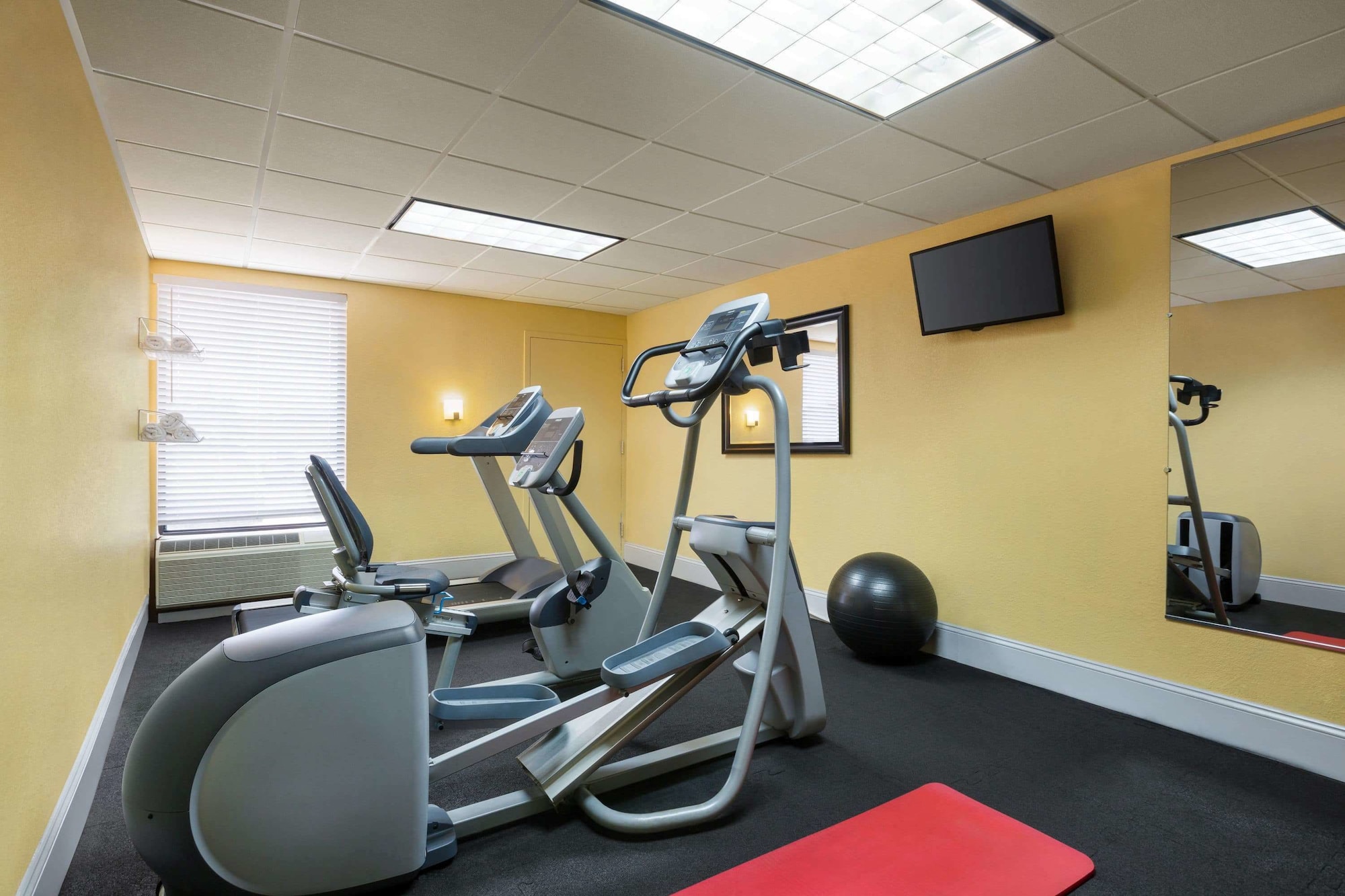 Days Inn & Suites by Wyndham Fort Bragg/Cross Creek Mall