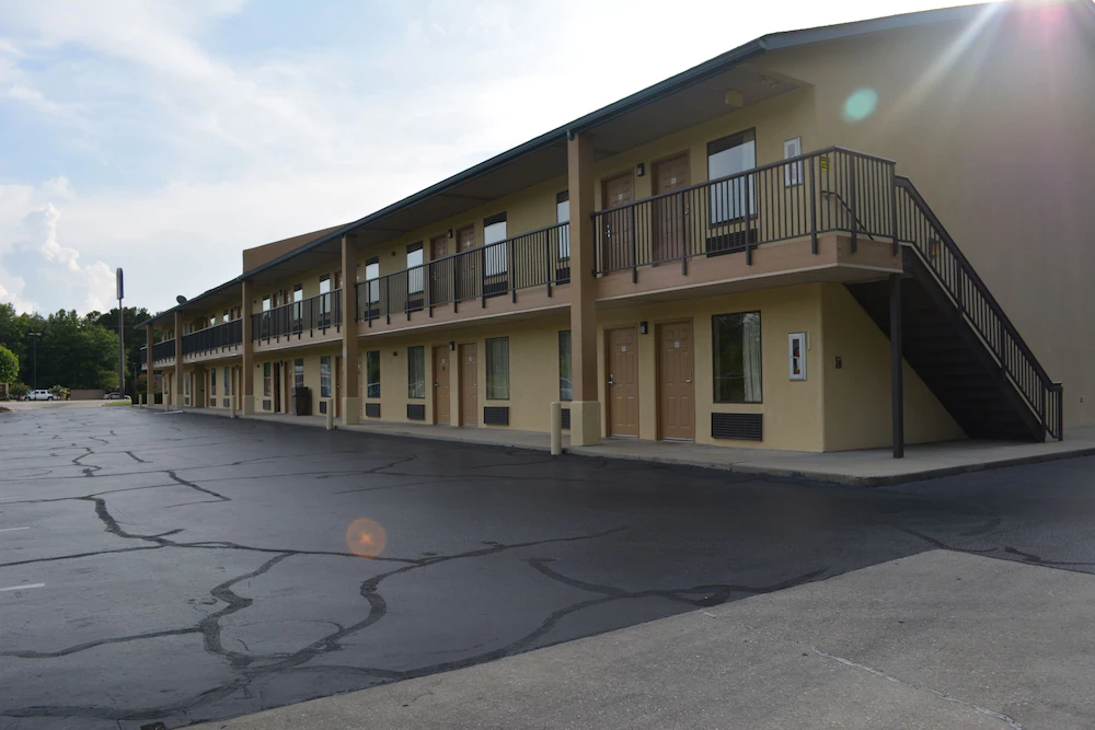 Deluxe Inn Fayetteville