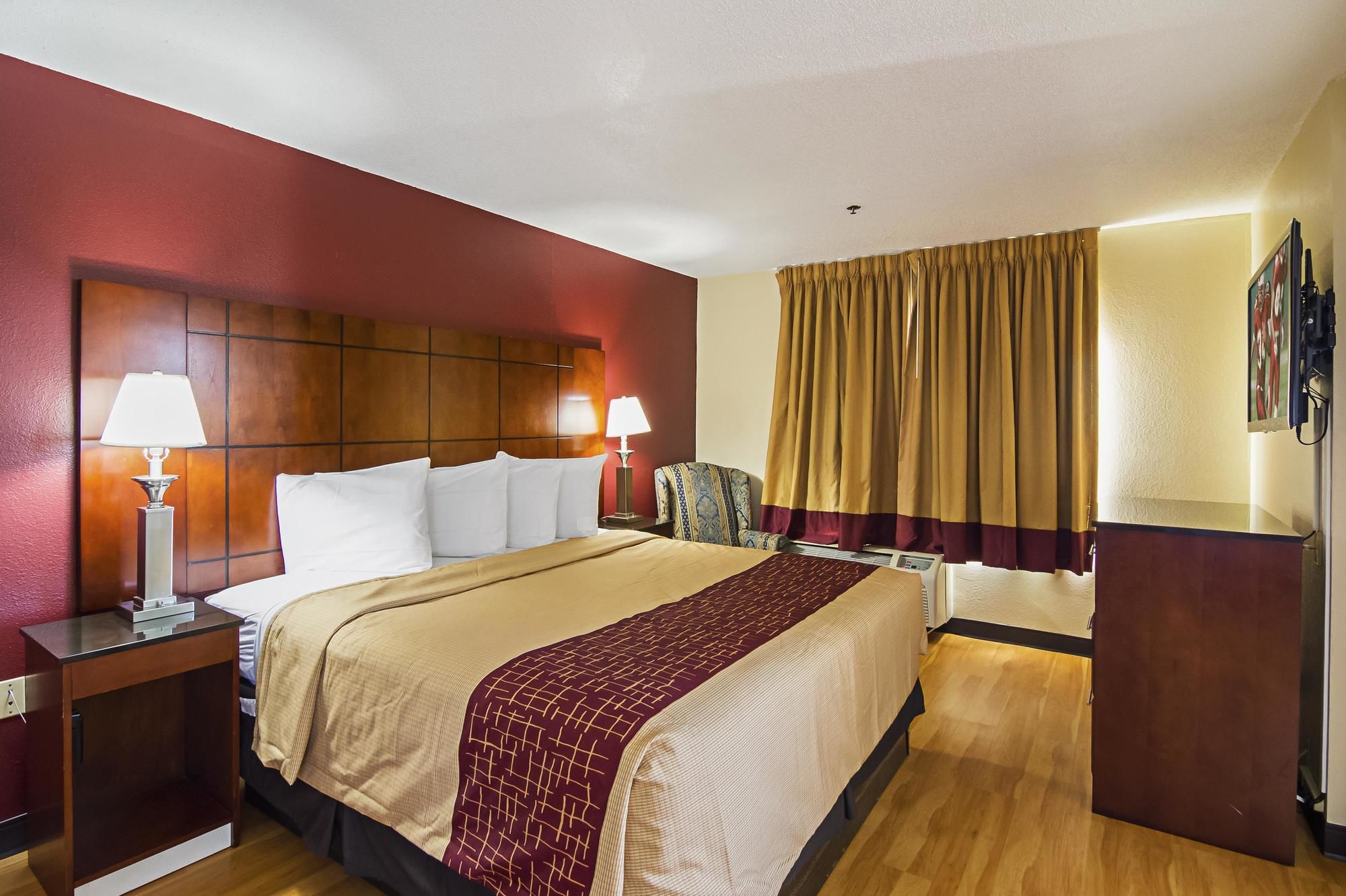 Red Roof Inn & Suites Fayetteville-Fort Bragg