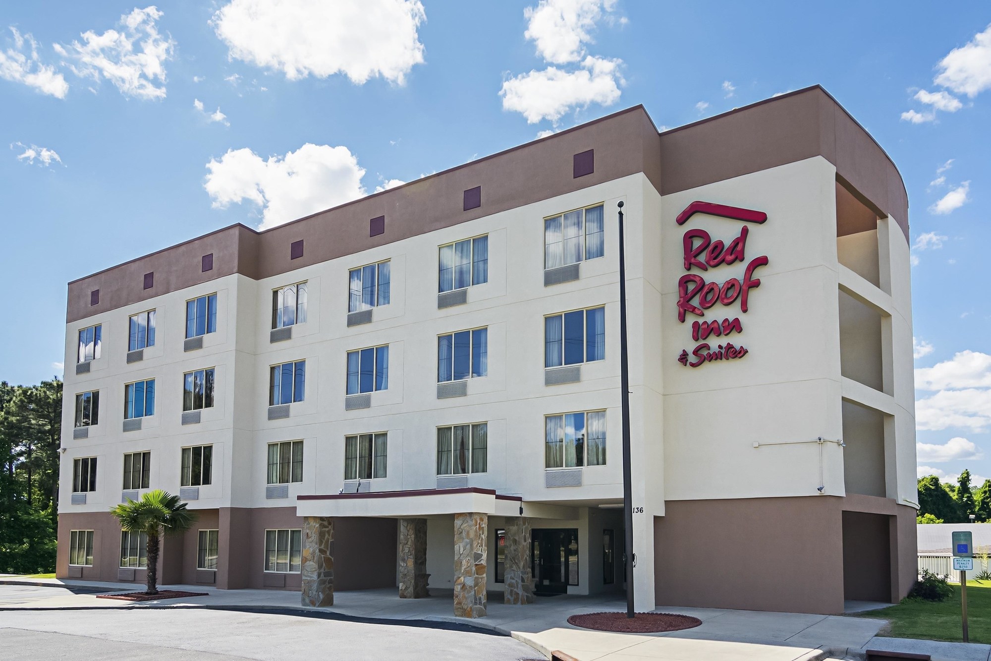 Red Roof Inn & Suites Fayetteville-Fort Bragg