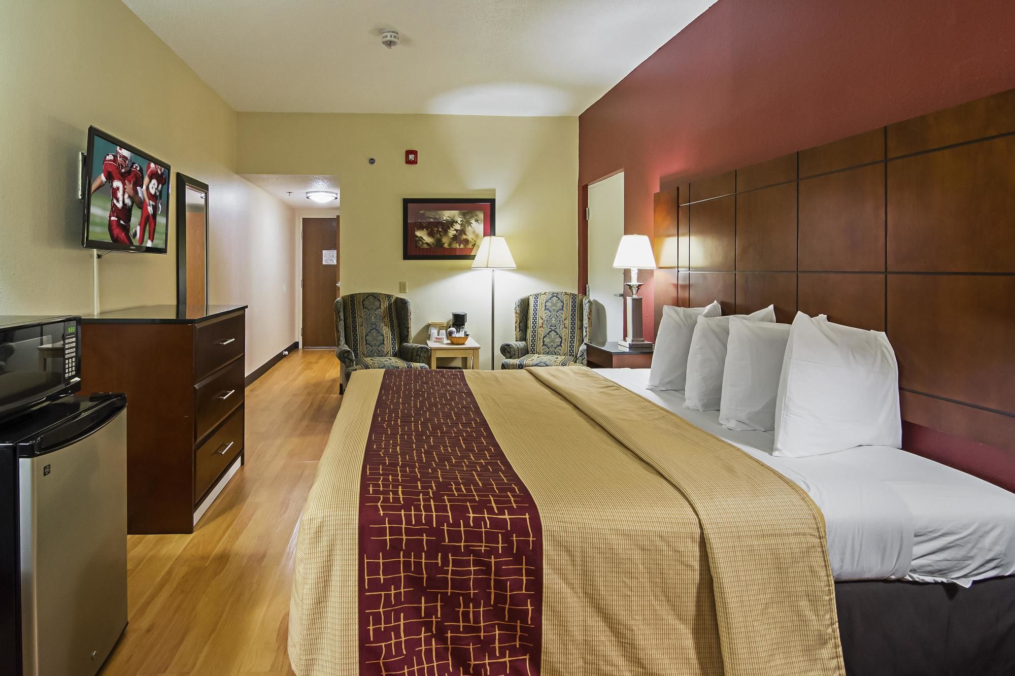 Red Roof Inn & Suites Fayetteville-Fort Bragg