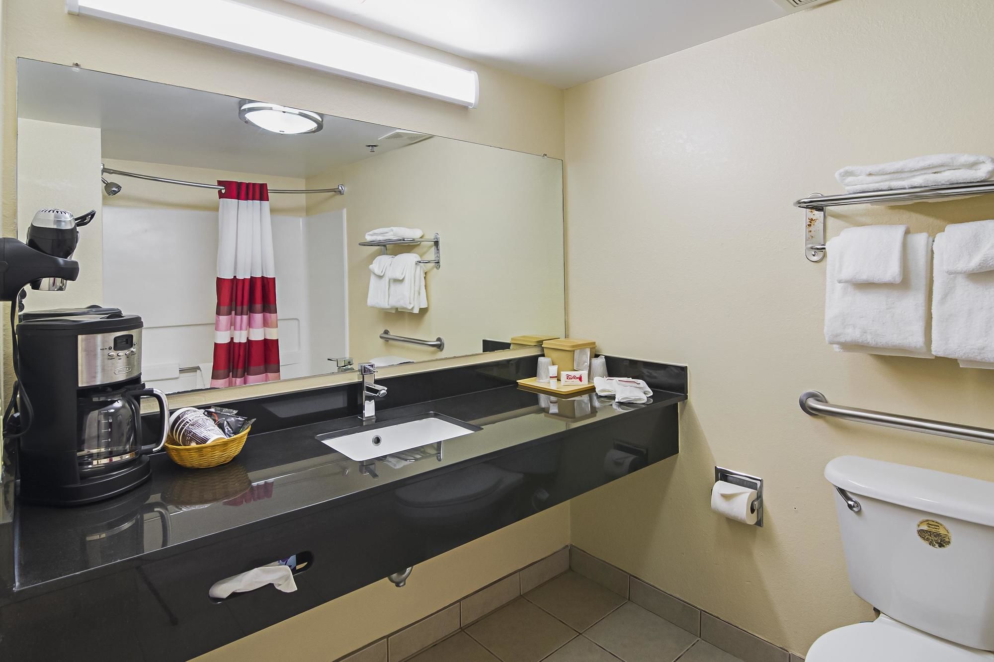 Red Roof Inn & Suites Fayetteville-Fort Bragg