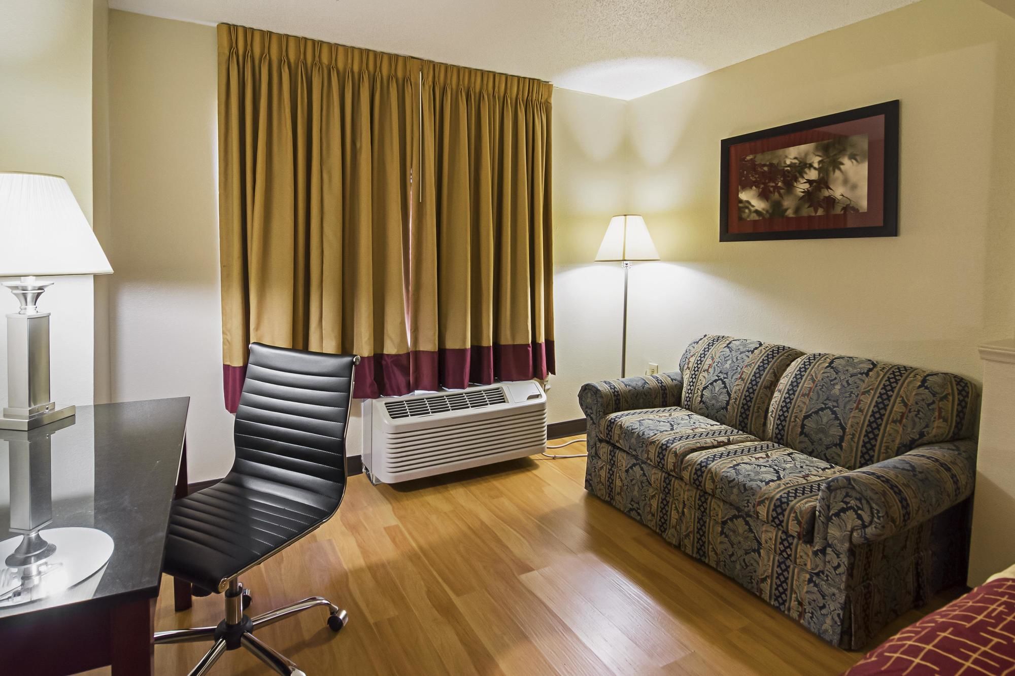 Red Roof Inn & Suites Fayetteville-Fort Bragg