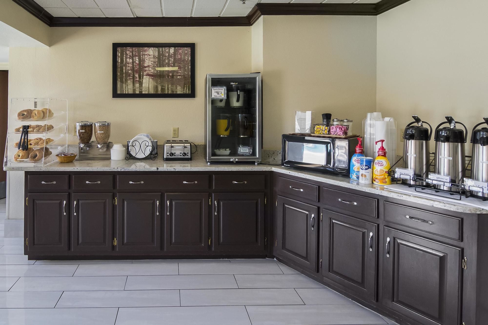 Red Roof Inn & Suites Fayetteville-Fort Bragg