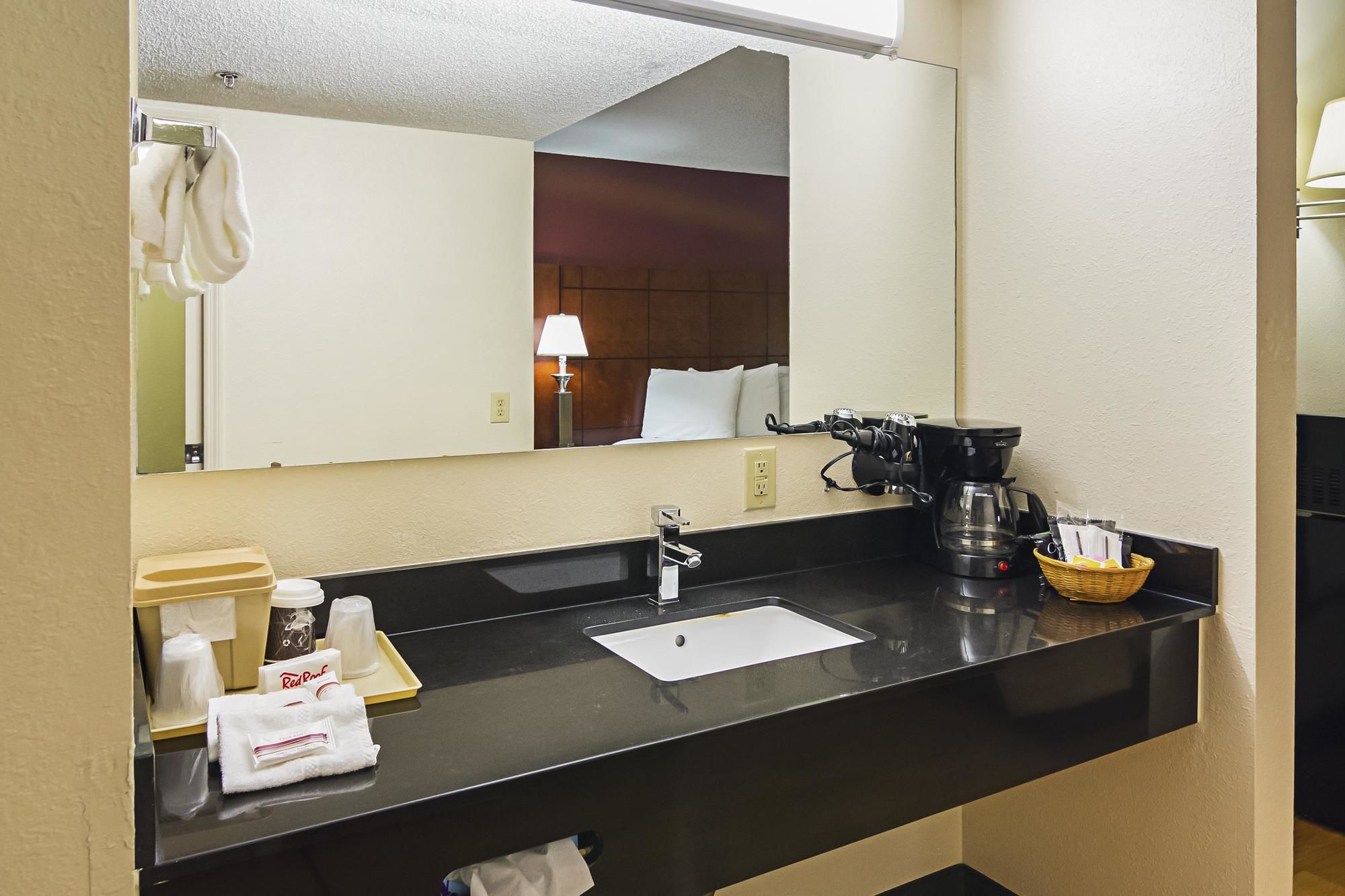 Red Roof Inn & Suites Fayetteville-Fort Bragg