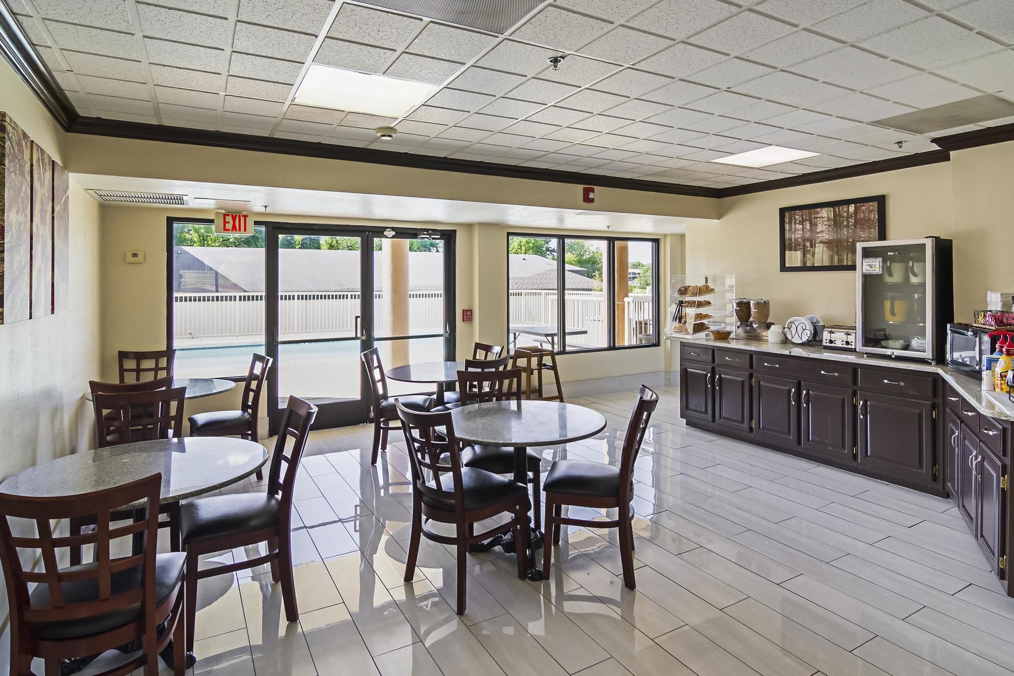 Red Roof Inn & Suites Fayetteville-Fort Bragg