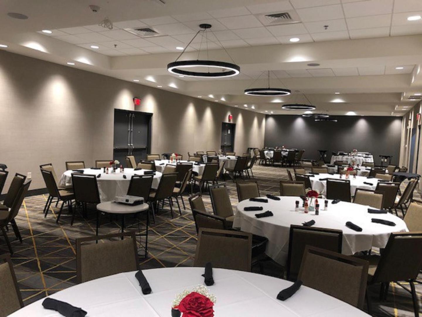 Holiday Inn & Suites Fayetteville W-Fort Bragg Area