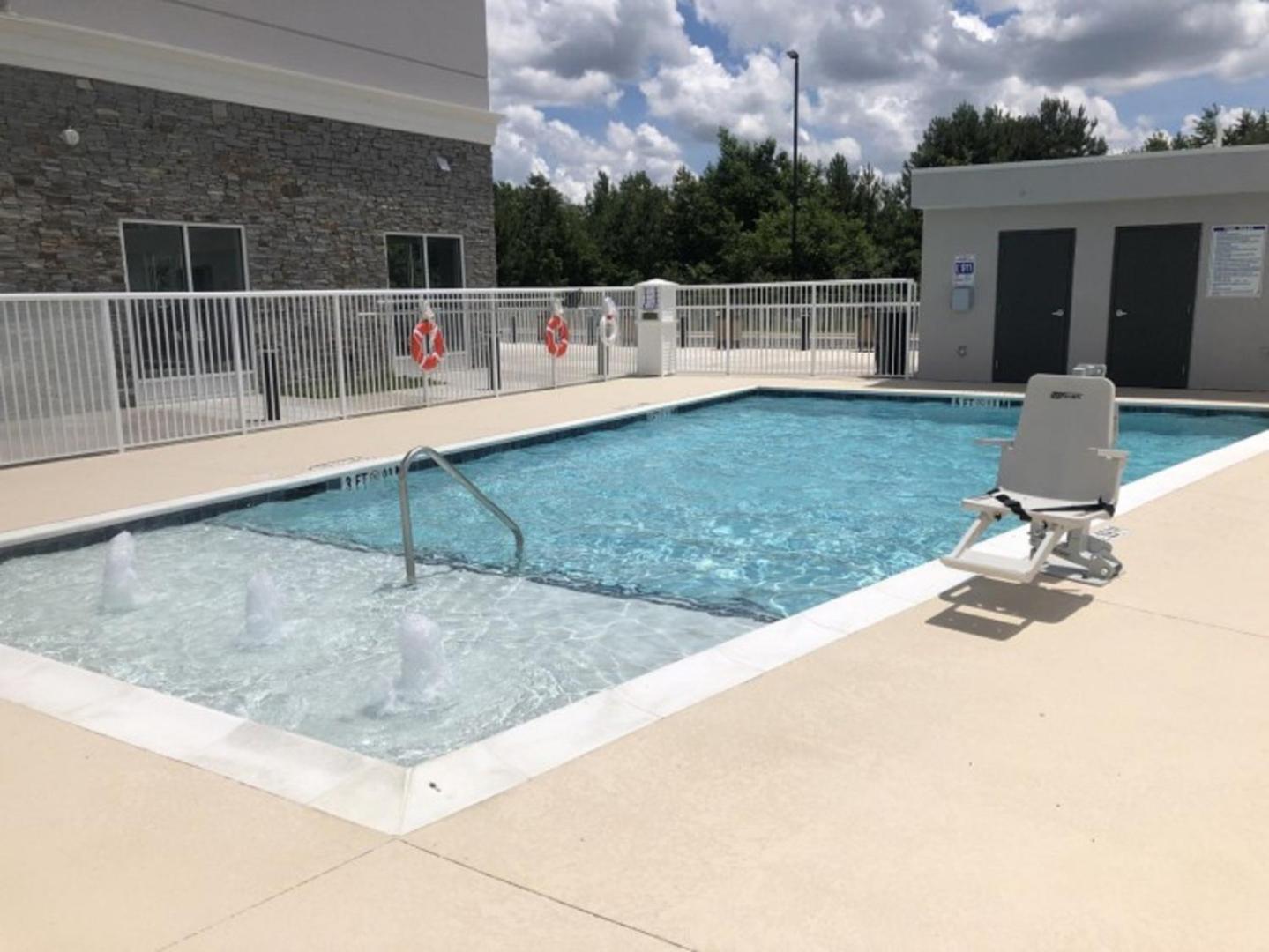 Holiday Inn & Suites Fayetteville W-Fort Bragg Area