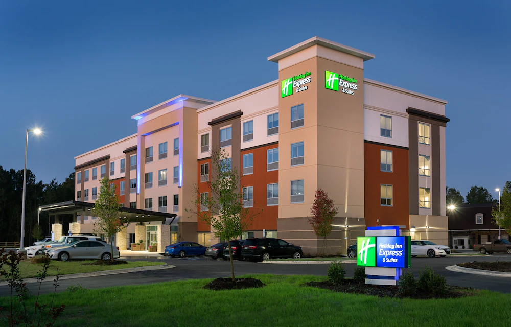 Holiday Inn Express & Suites Fayetteville South