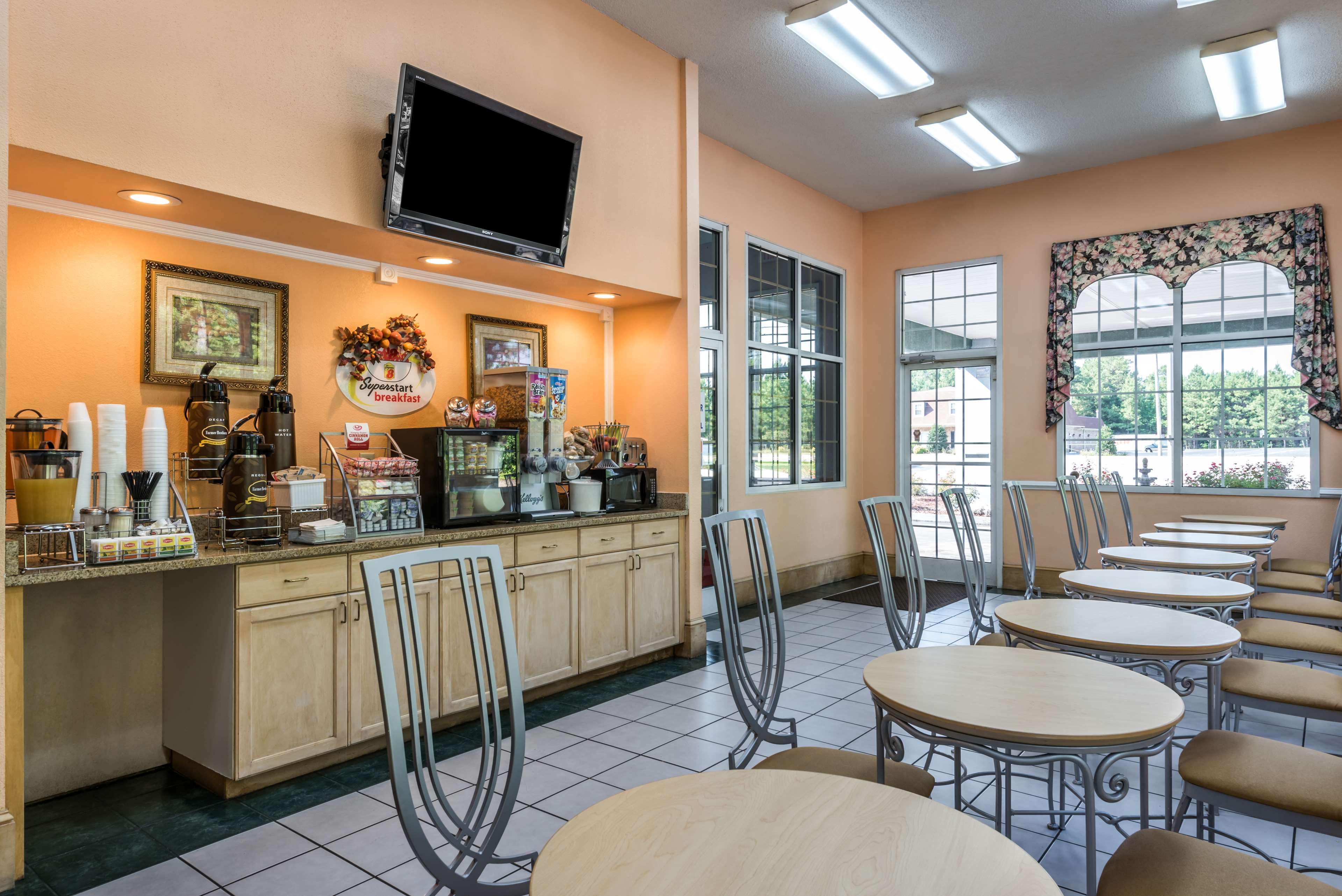 Super 8 by Wyndham Fayetteville