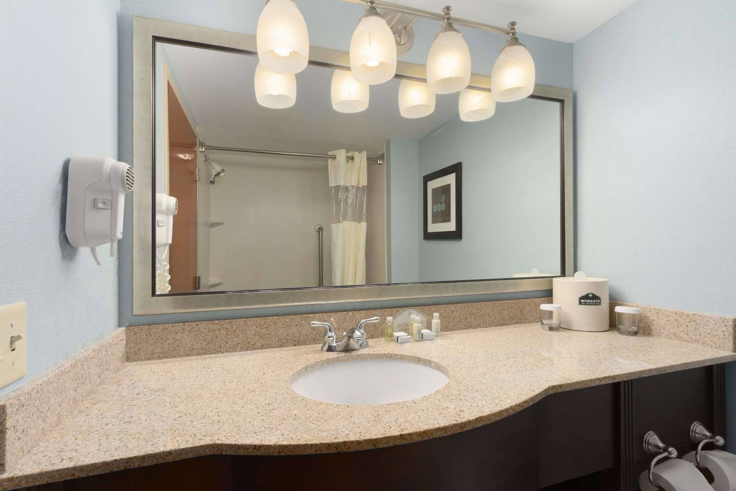 Cross Creek Inn & Suites