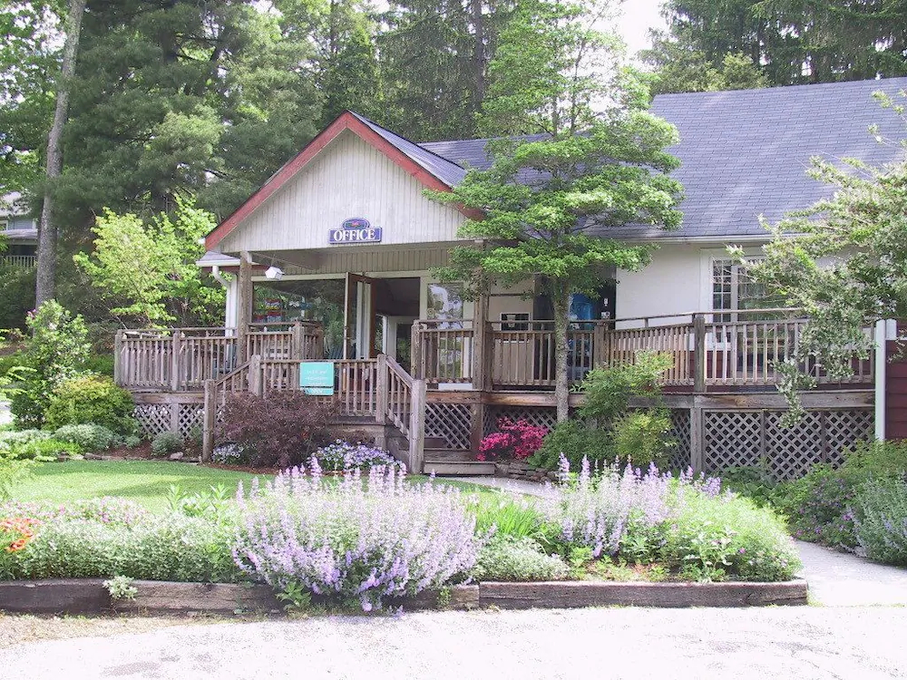 Highland Lake Inn & Resort - Flat Rock