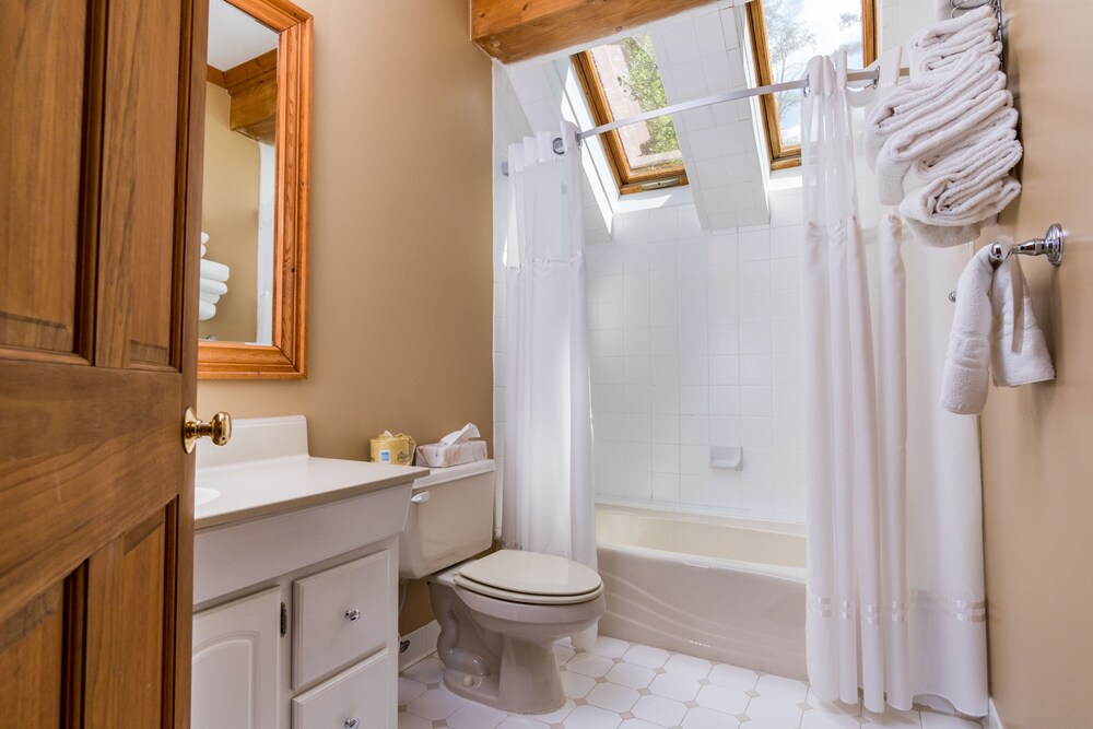 Highland Lake Inn & Resort - Flat Rock